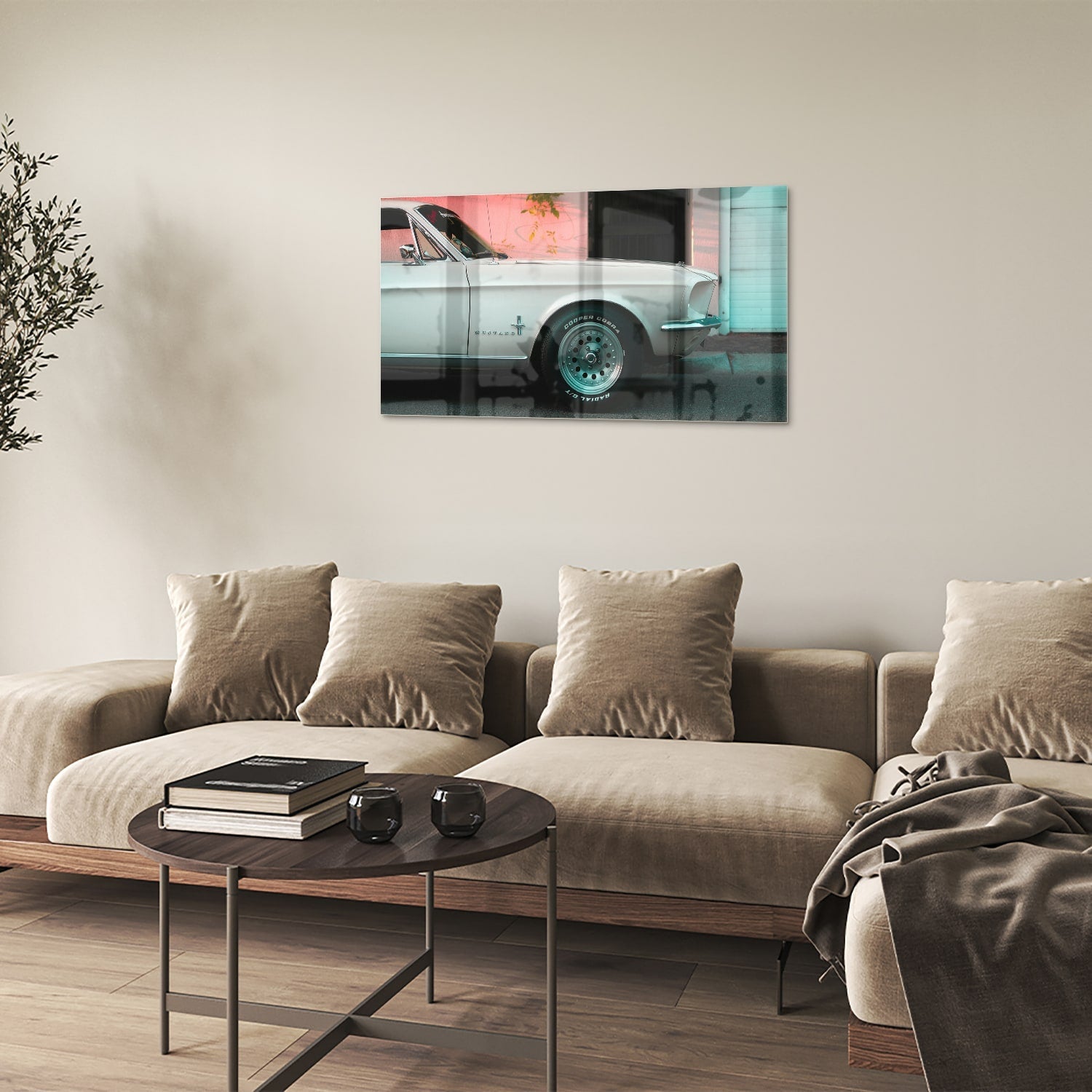 Glazen schilderij van een vintage auto in een sfeervol interieur