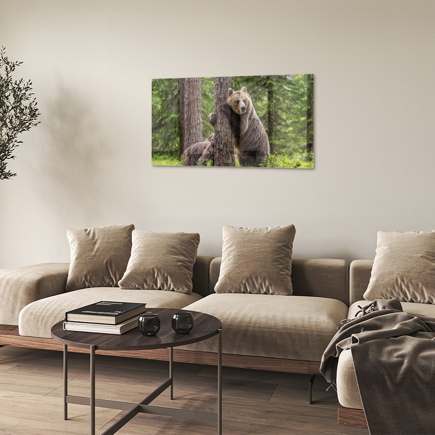 Glazen schilderij van een grizzly beer leunend tegen een boom in de natuur.