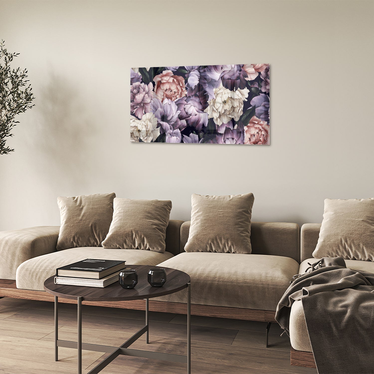 Glas schilderij met paarse en gouden bloemen in een moderne woonkamer