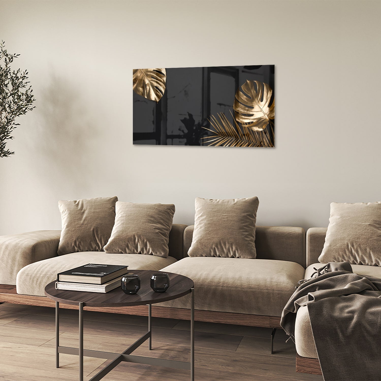 Glazen schilderij met gouden bladeren op een zwarte achtergrond in een woonkamer