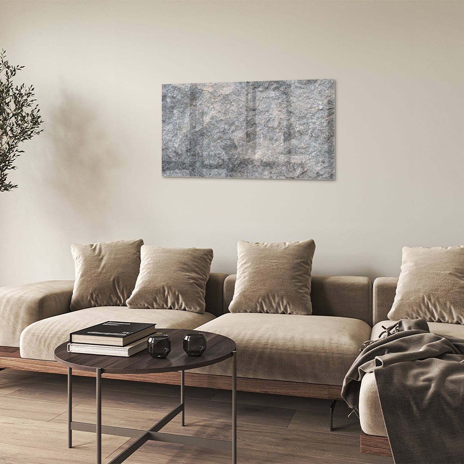 Glazen schilderij met abstracte textuur op muur in moderne woonkamer