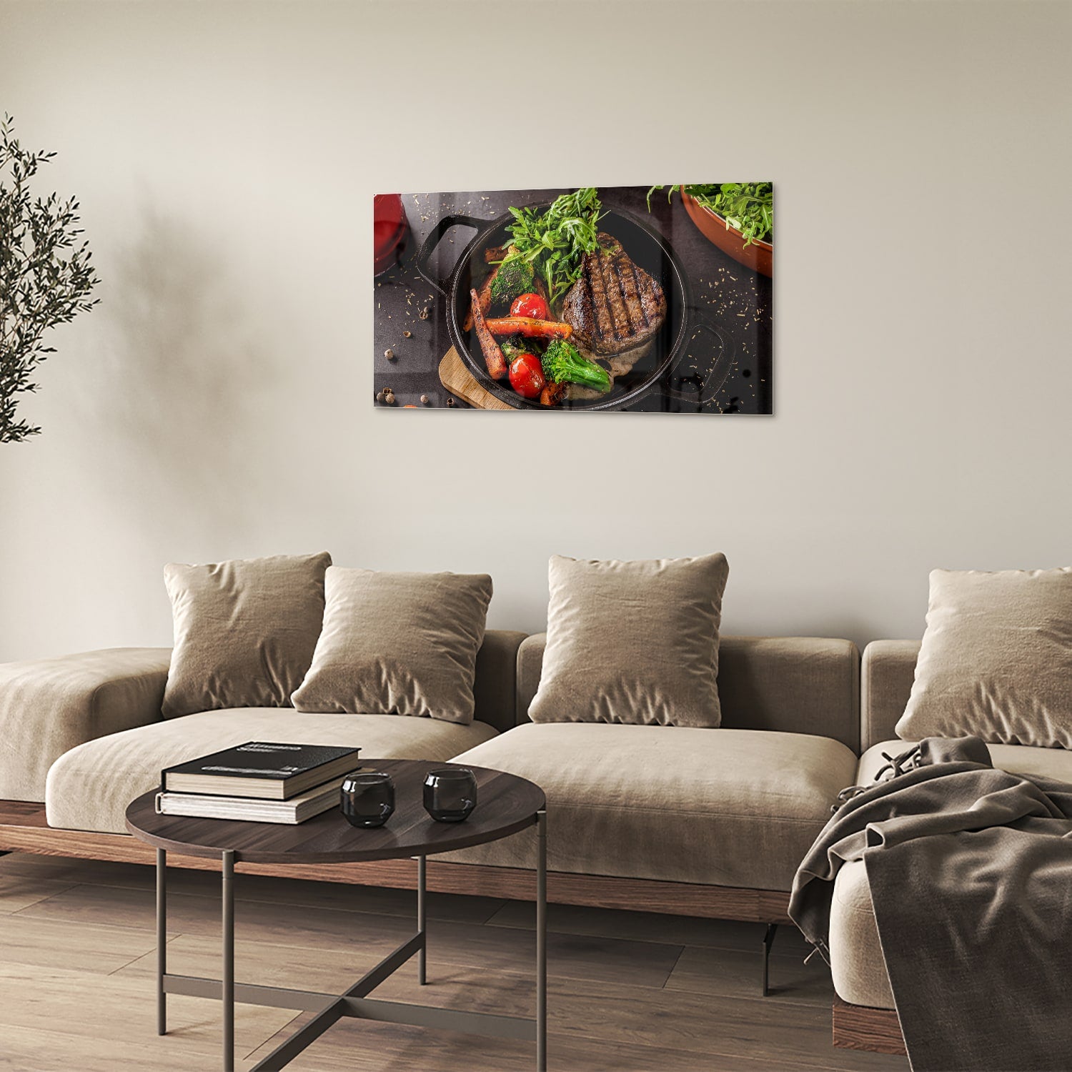 Glazen schilderij met een gegrilde steak en verse groenten in een pan