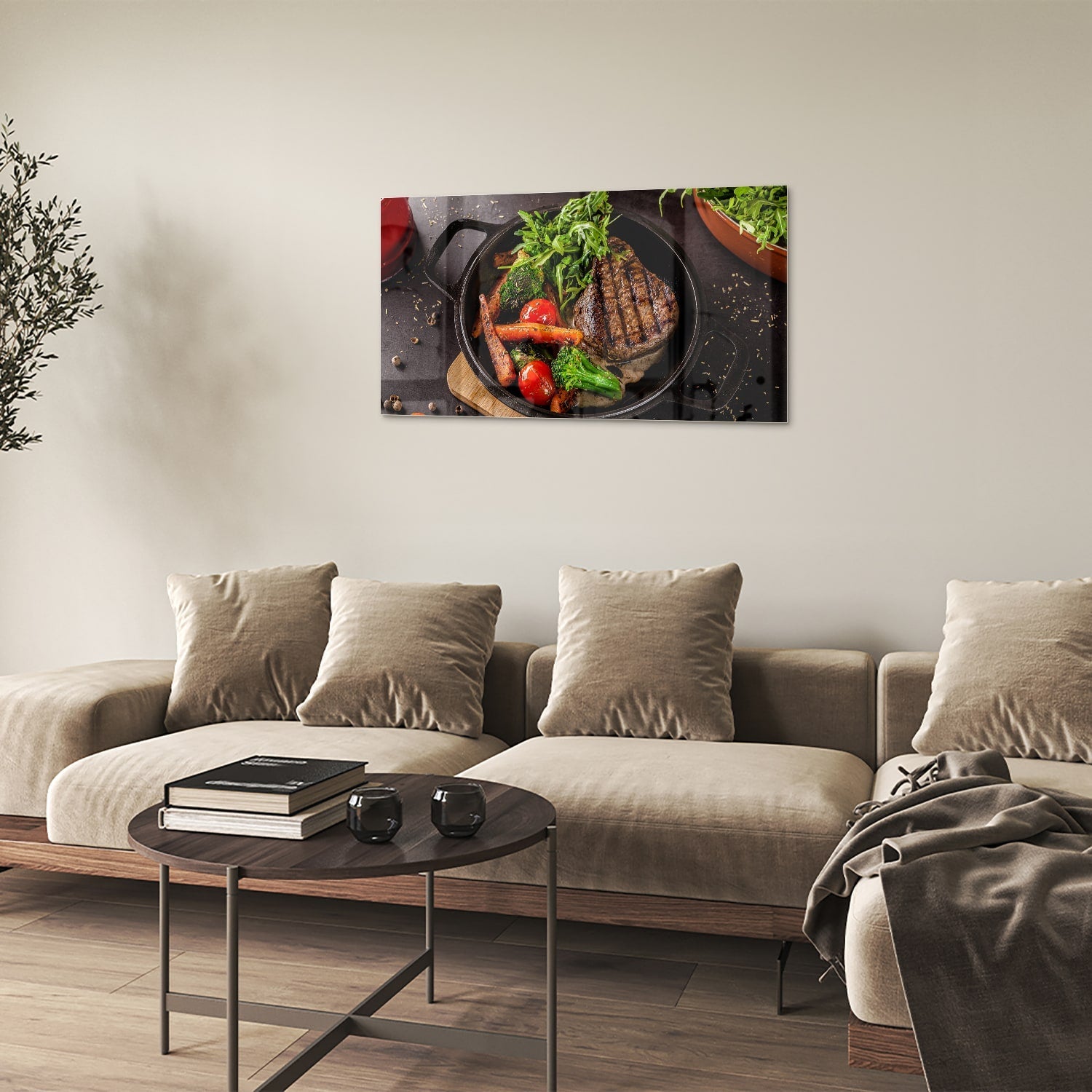 Glazen schilderij met een gegrilde steak en verse groenten in een pan