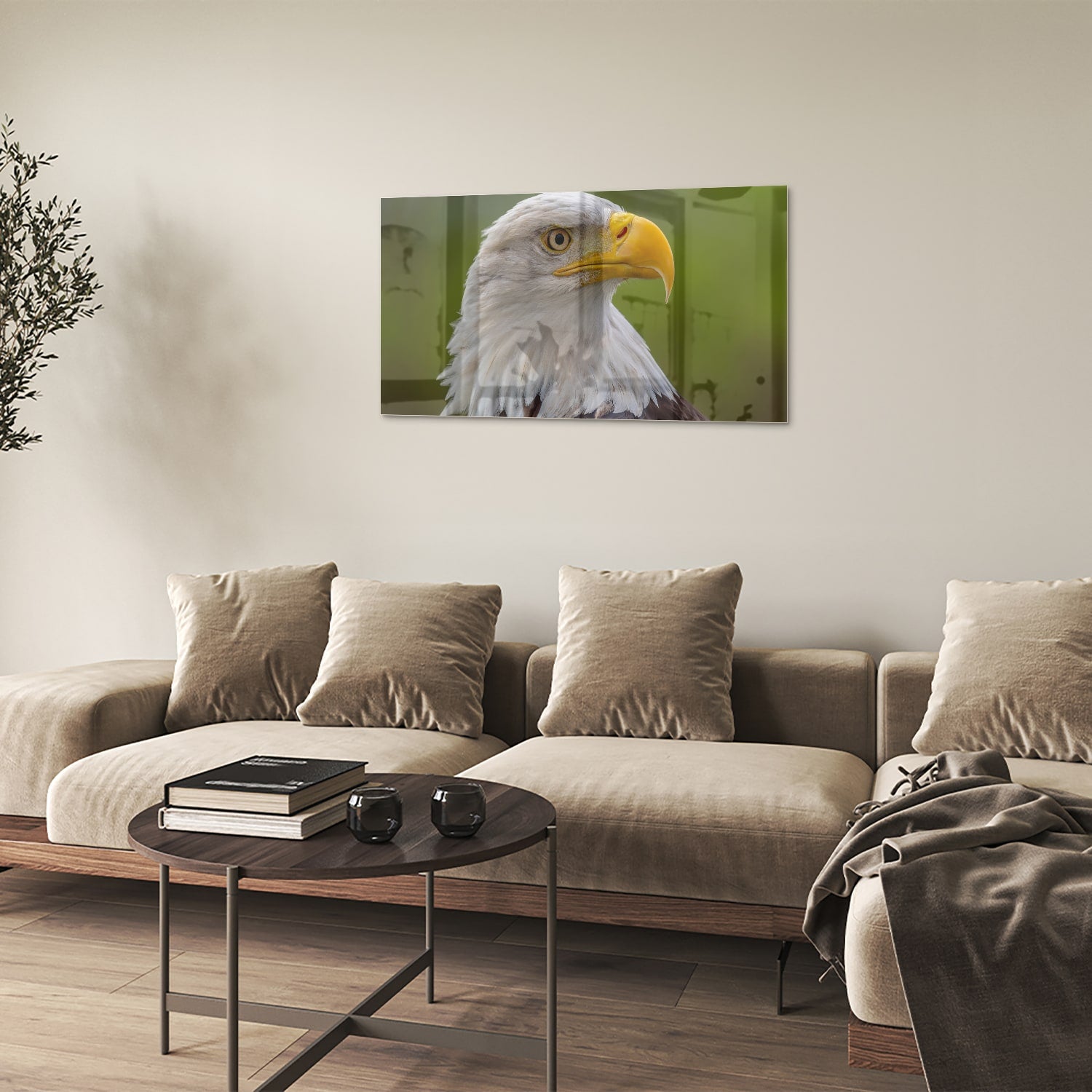 Een prachtig glazen schilderij van een Amerikaanse zeearend met een groene achtergrond.