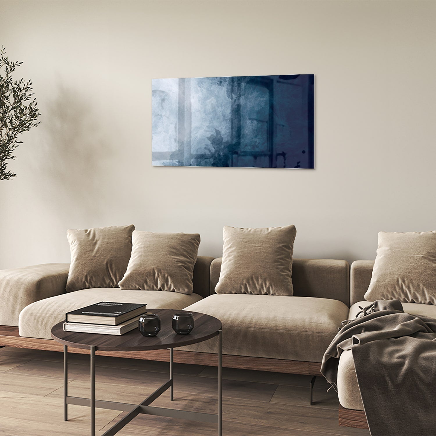 Abstract blauw glas schilderij aan de muur bij een houten meubel.