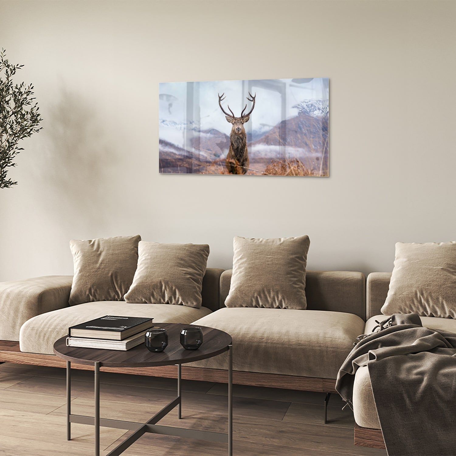 Glazen schilderij van een hert in een berglandschap met natuurlijke kleuren.