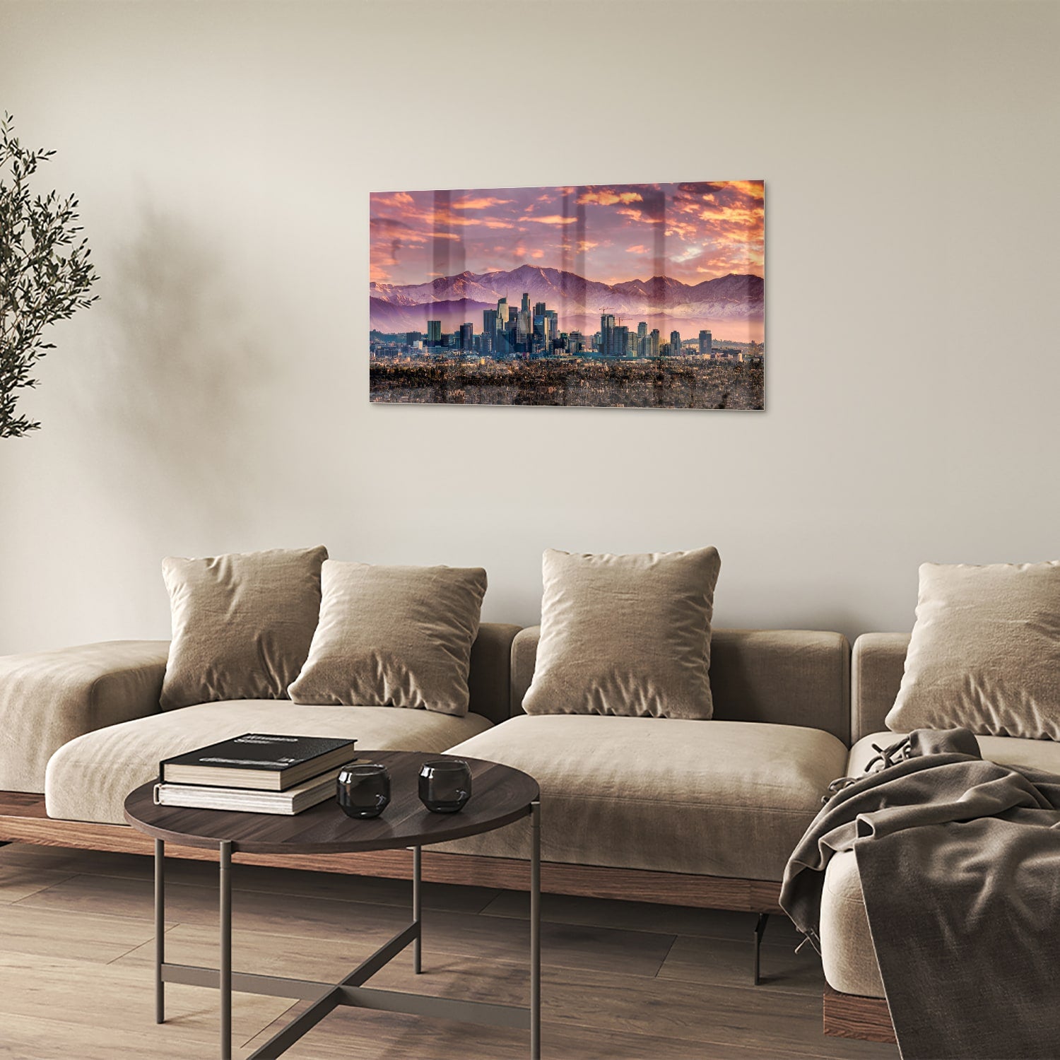 Glazen schilderij van een stadspanorama bij zonsondergang met bergen op de achtergrond.