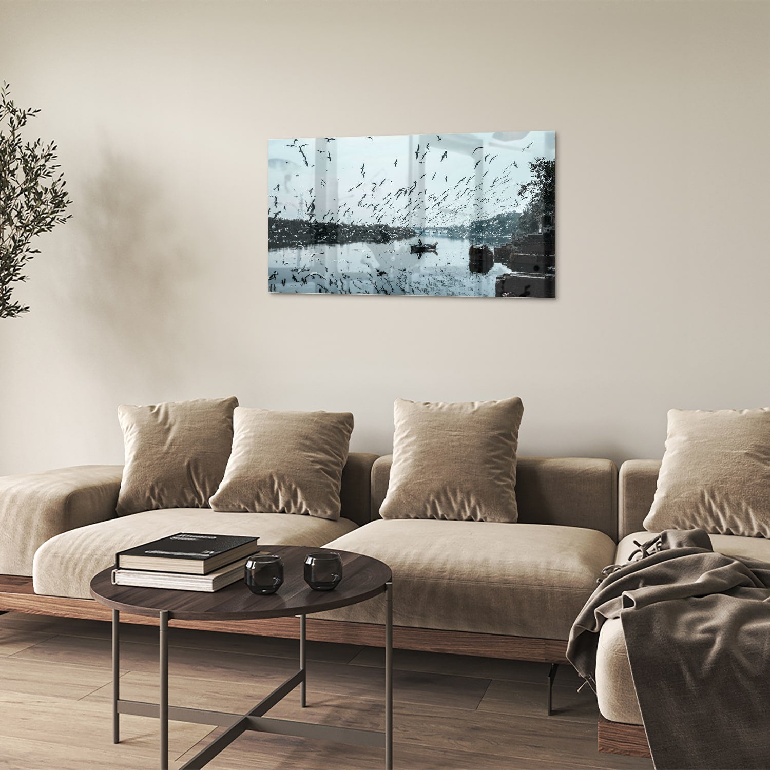 Glazen schilderij van vogels boven kalm water met reflecties.