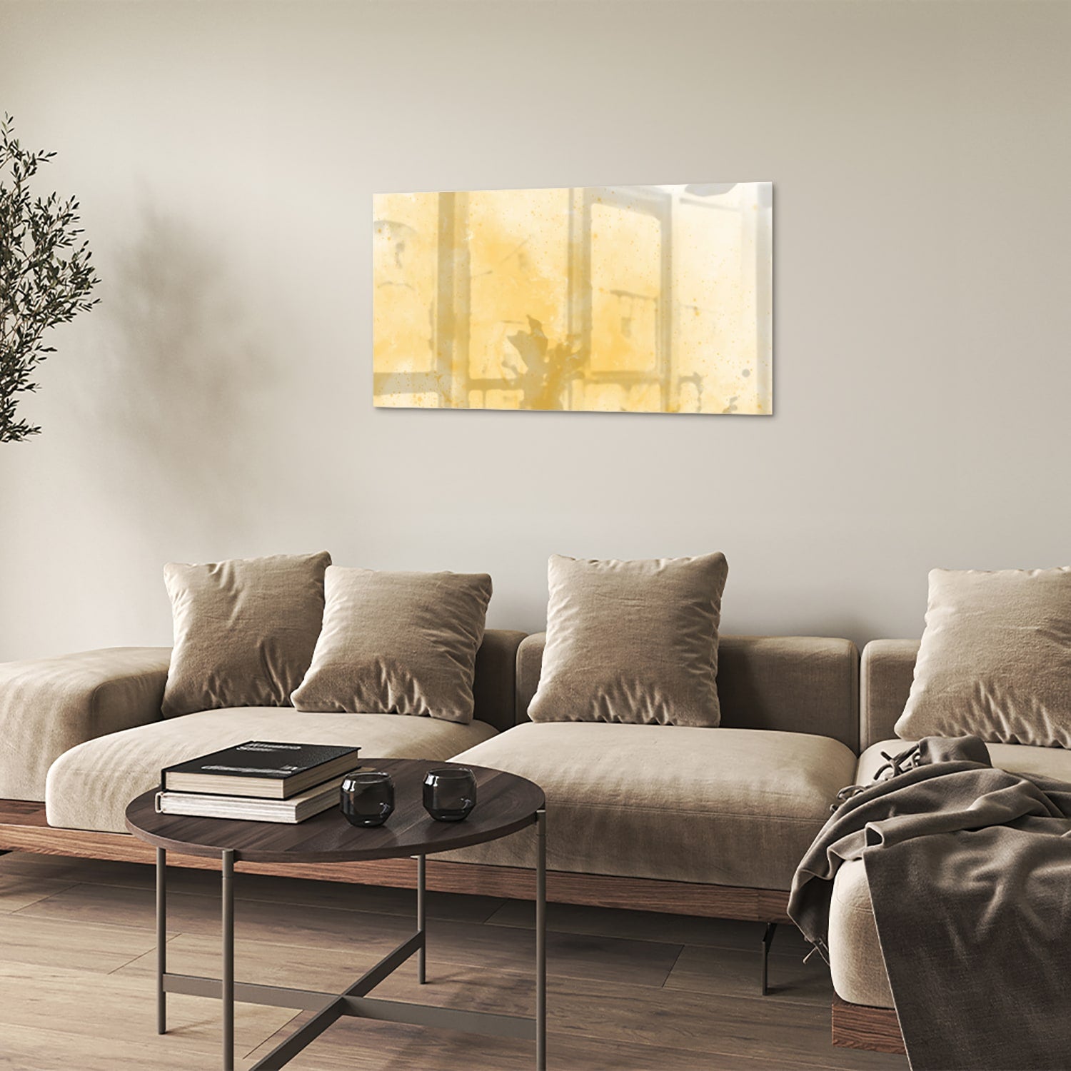 Abstract glazen schilderij in gouden tinten op een witte muur in een moderne woonkamer.