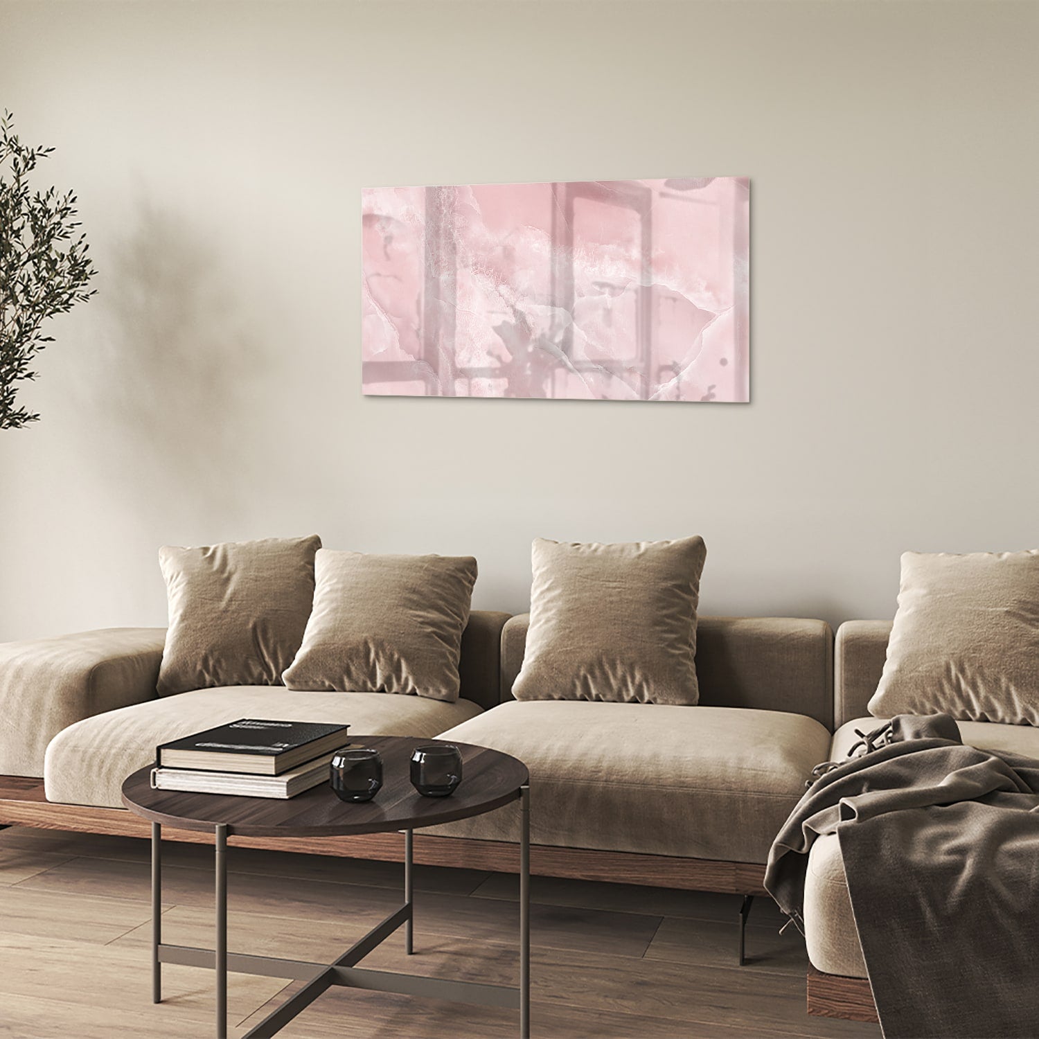 Elegant glazen schilderij in zachte roze tinten boven een houten kast.