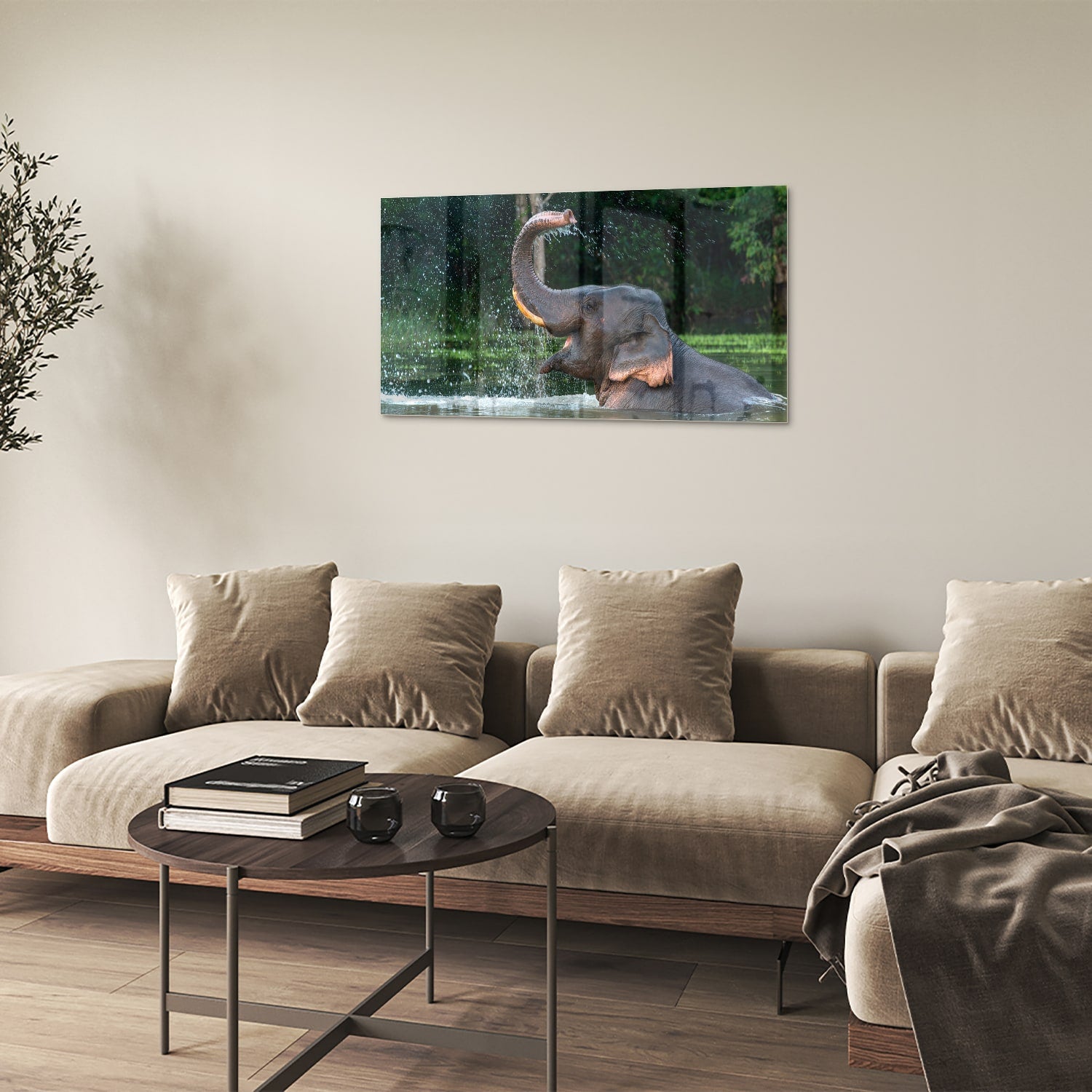 Glazen schilderij van een olifant die speelt in het water