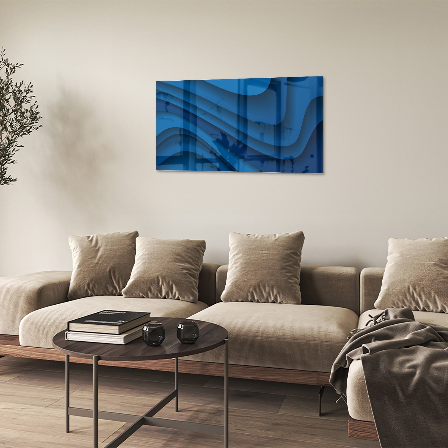 Modern glazen schilderij in abstracte blauwtinten op een muur.