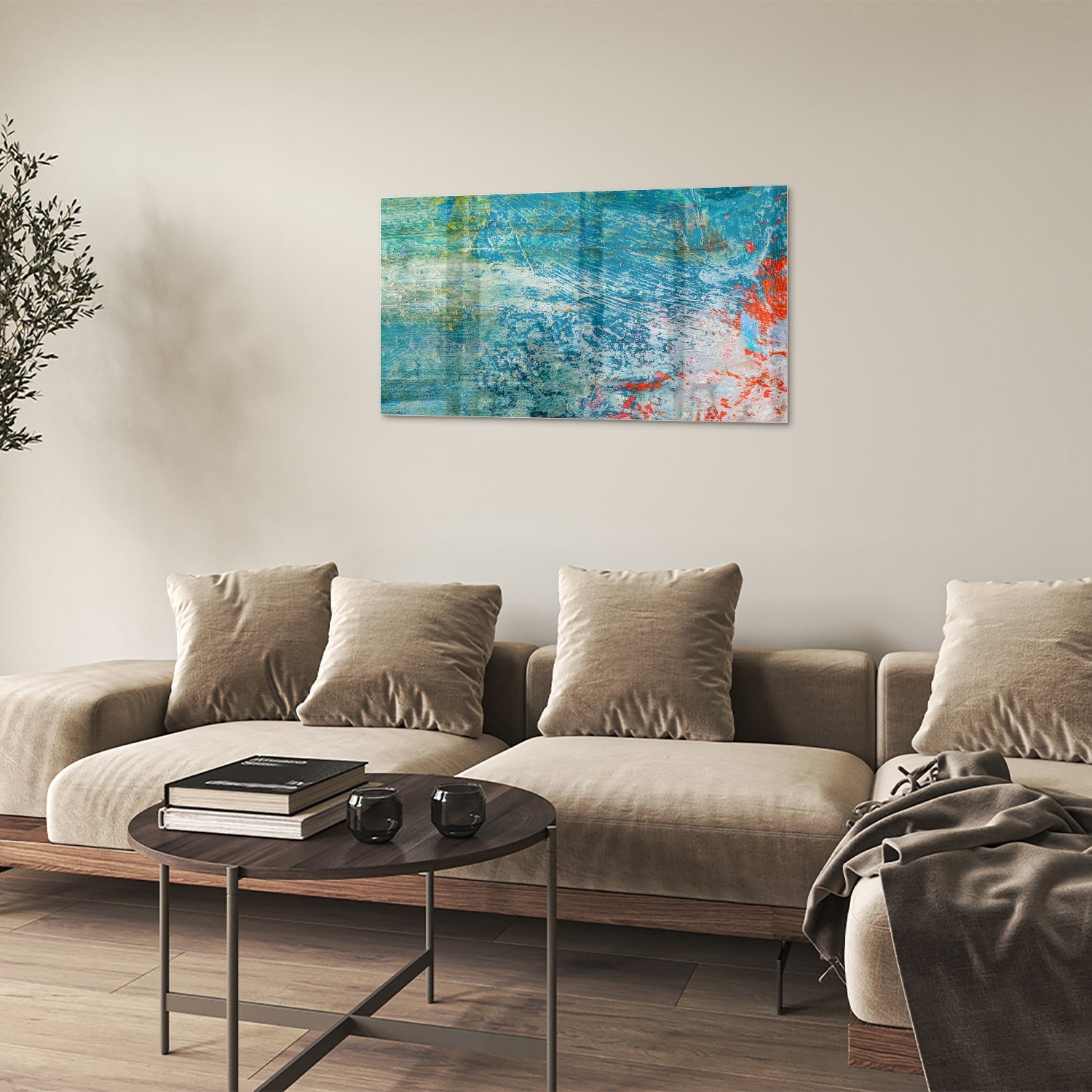 Kleurrijk abstract glazen schilderij aan de muur boven een houten kast