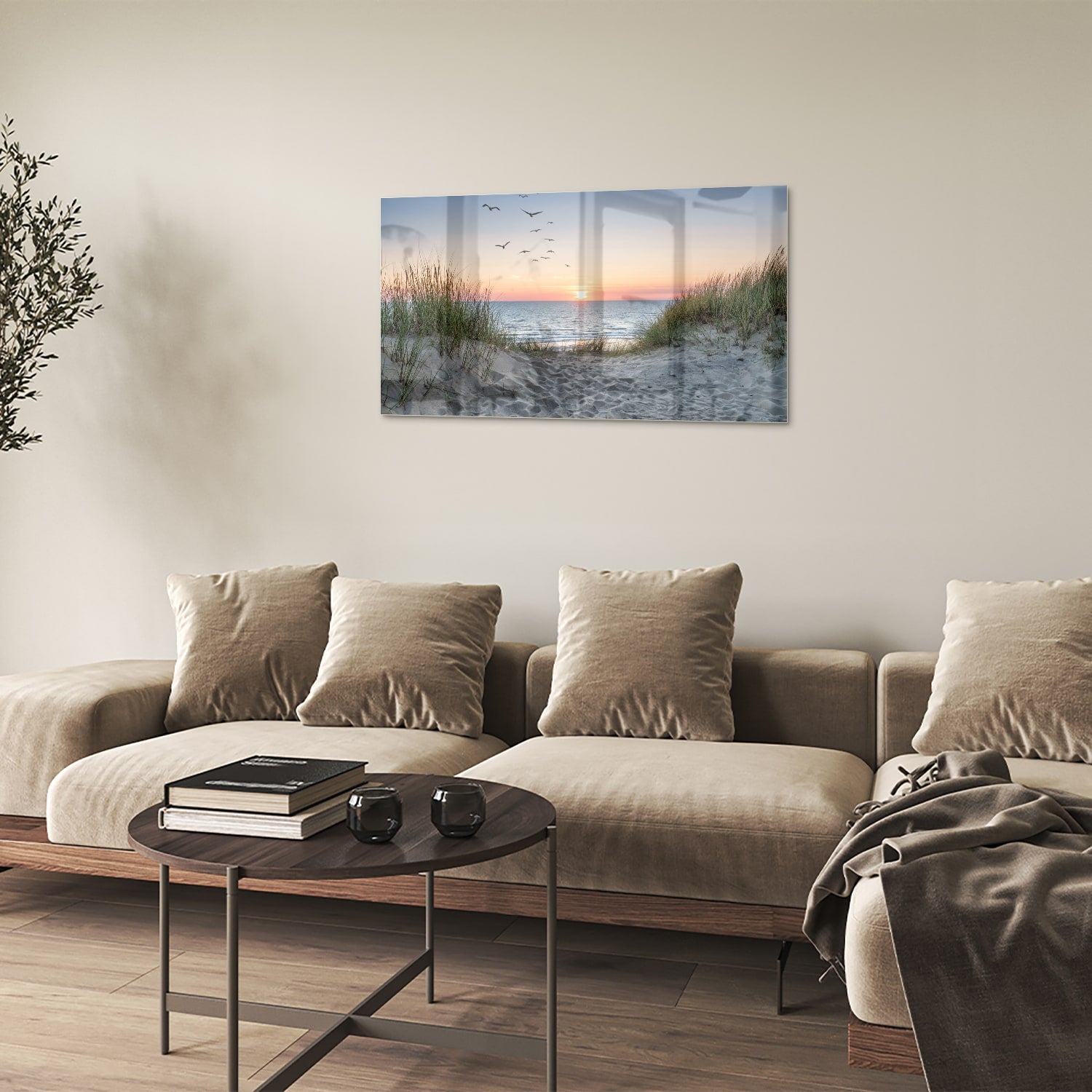 Glazen schilderij van een serene zonsondergang boven de zee met gras en vogels