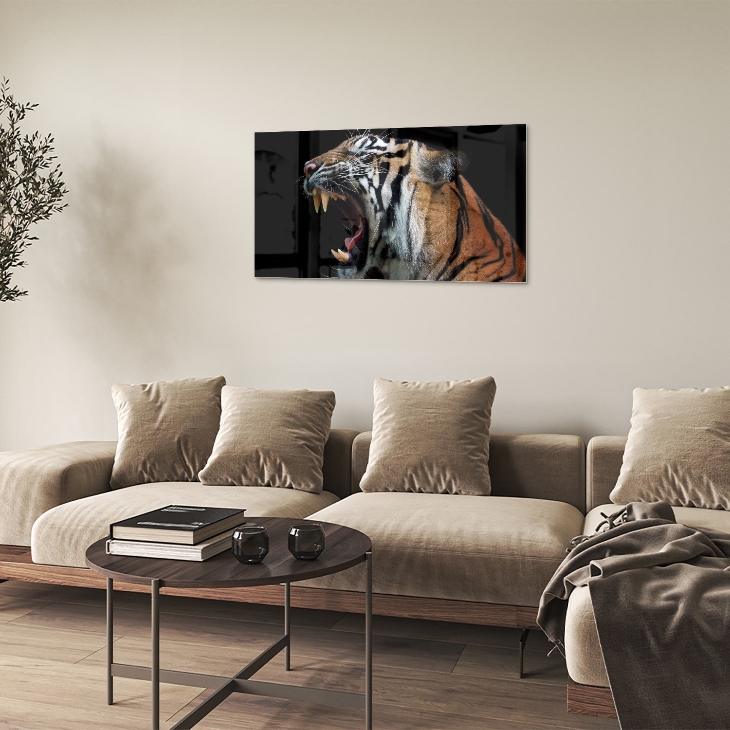 Glazen schilderij van een brullende tijger aan de muur in een stijlvolle kamer.