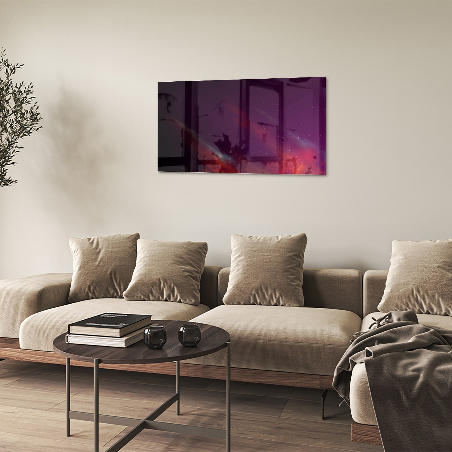 Een kleurrijk glazen schilderij met abstracte vormen in een moderne woonkamer.