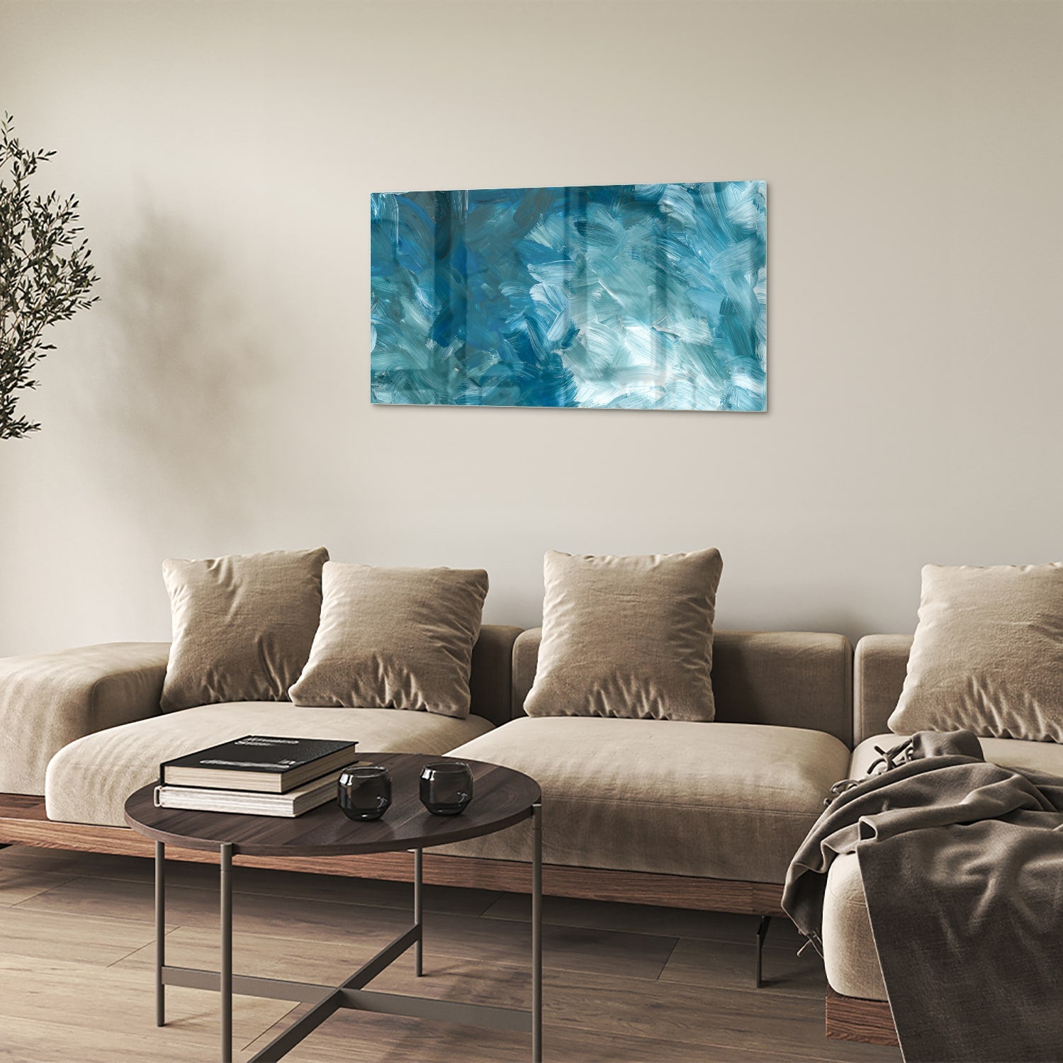 Abstract glazen schilderij met verschillende tinten blauw aan de muur.
