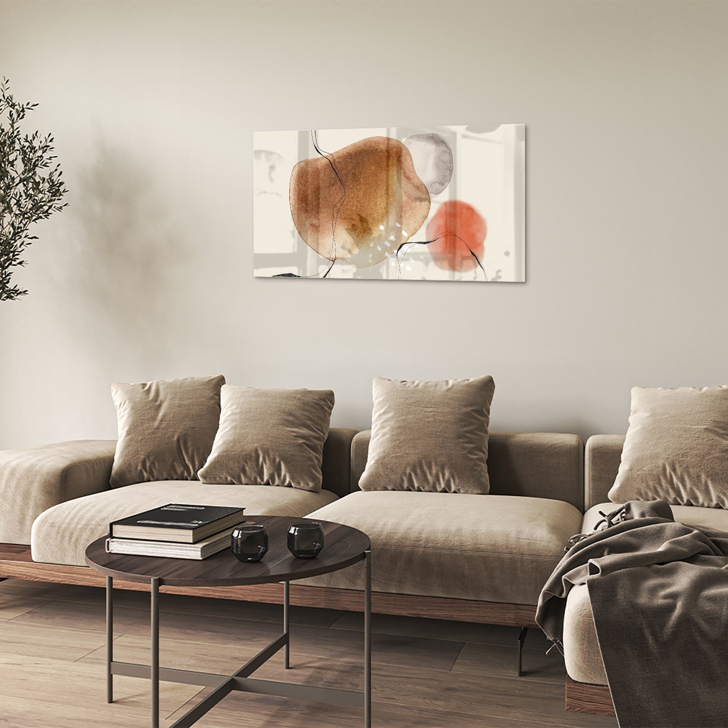 Abstract glazen schilderij met organische vormen in aardetinten.