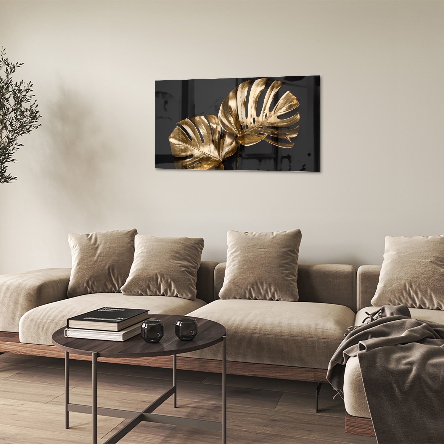 Gouden glazen schilderij met monstera bladeren aan de muur