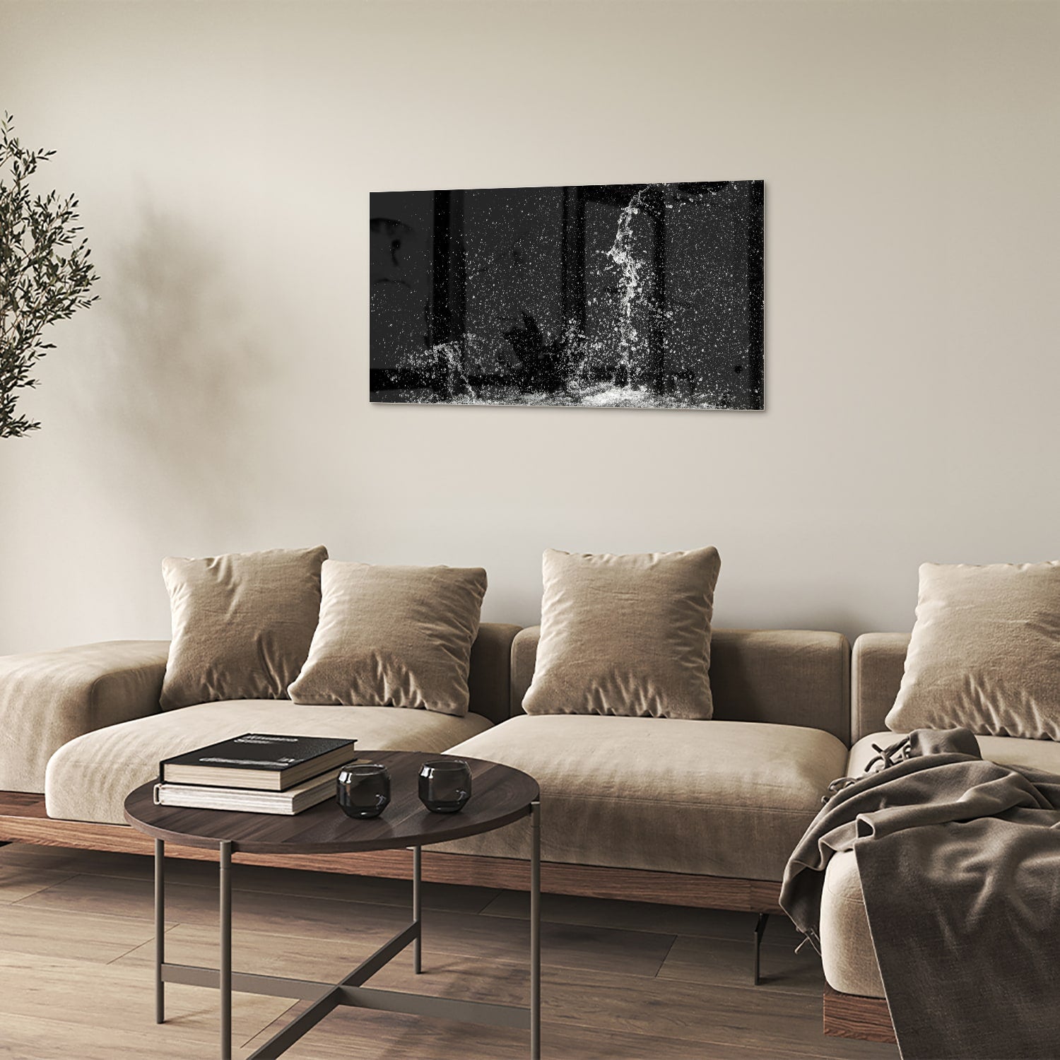 Zwart-wit glazen schilderij met een dynamisch spatwatereffect aan de muur.