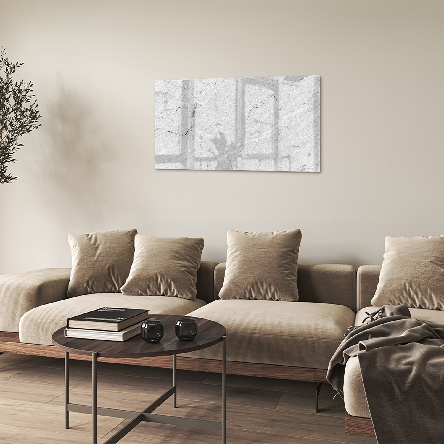 Minimalistisch glazen schilderij in grijstinten aan de muur boven een houten meubel.