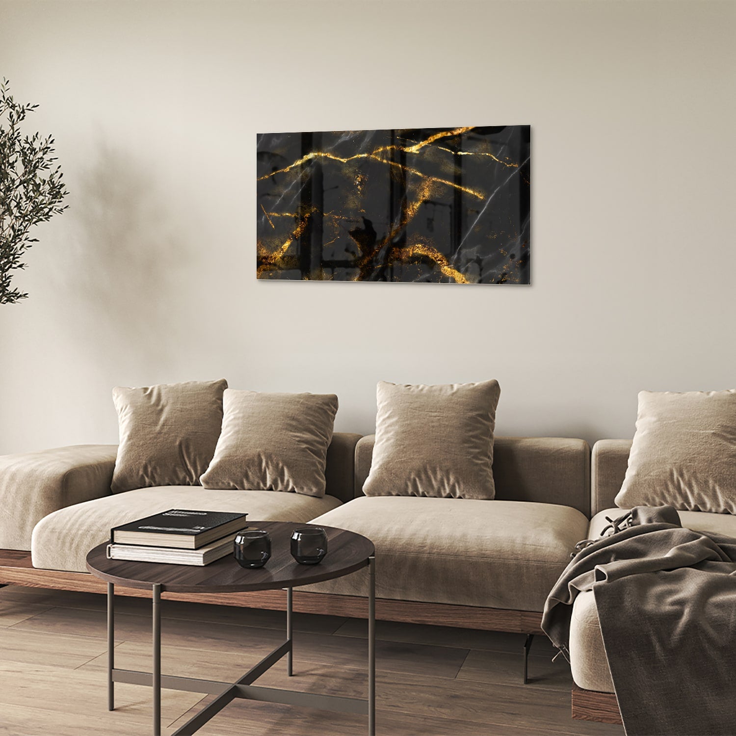 Glazen schilderij met zwart en gouden marmerdesign aan de muur