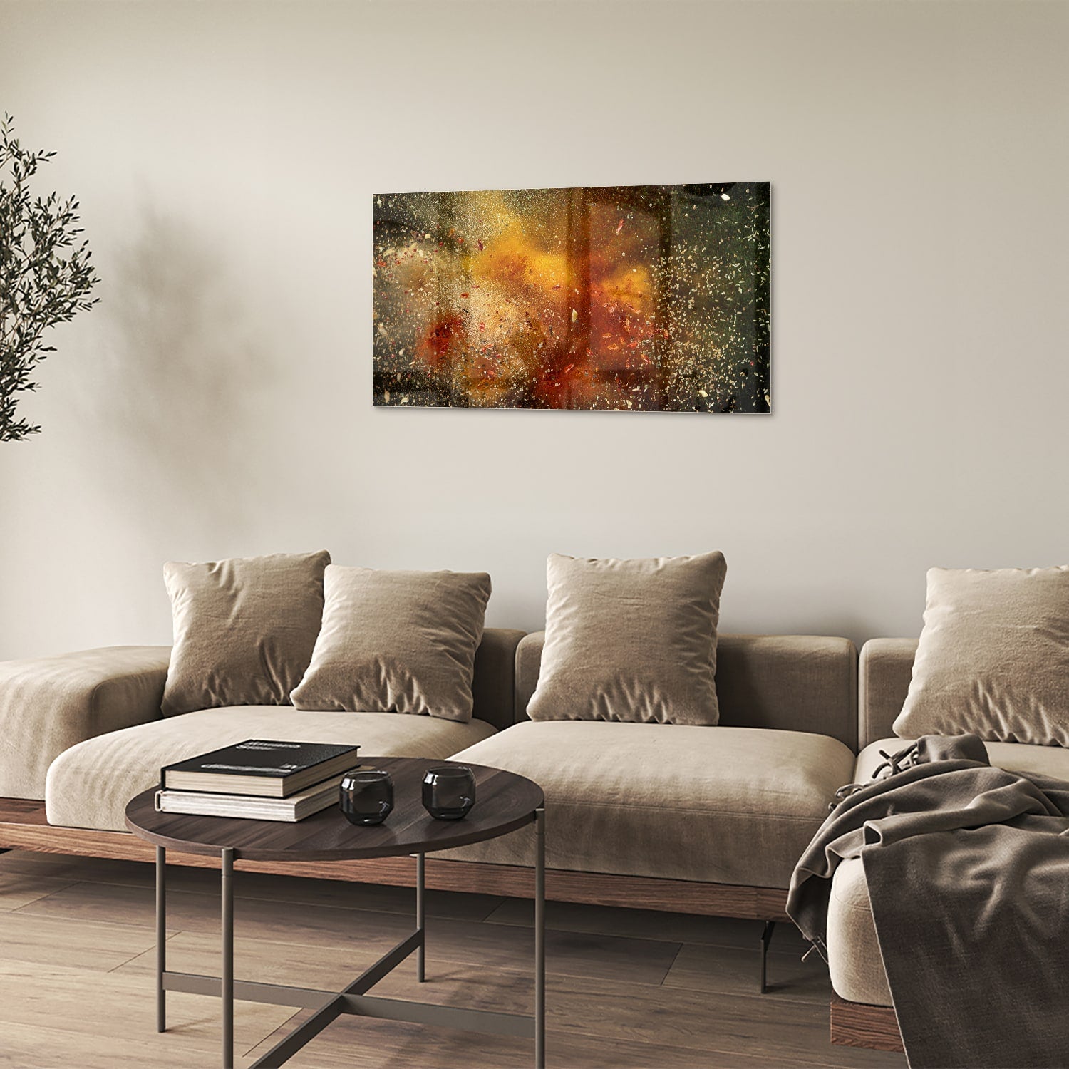 Abstract glazen schilderij met glinsterende warme kleuren in een moderne woonkamer.