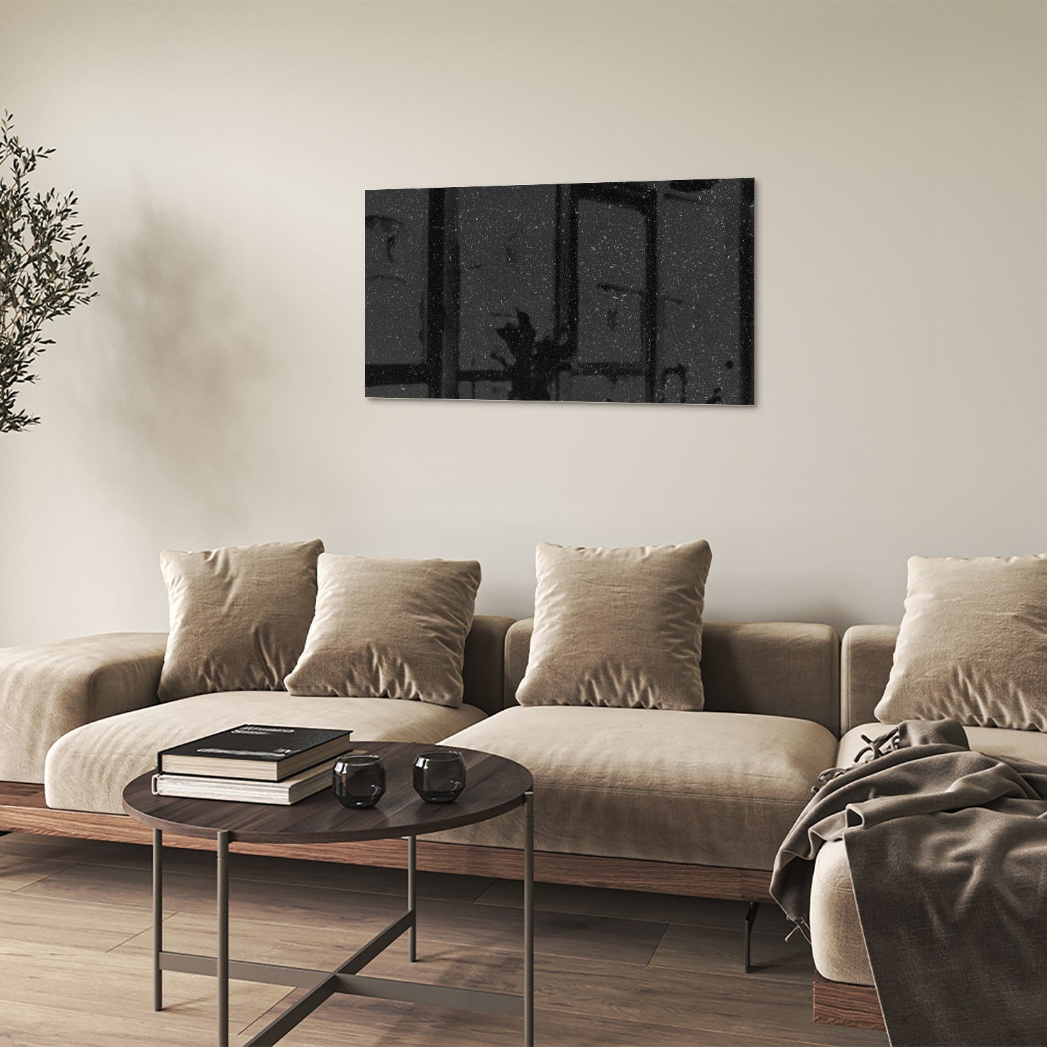 Glanzend zwart glazen schilderij aan een lichte muur naast een houten kast.
