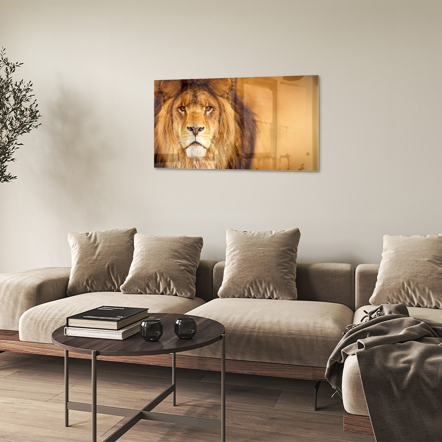 Glazen schilderij van een majestueuze leeuw in een modern interieur