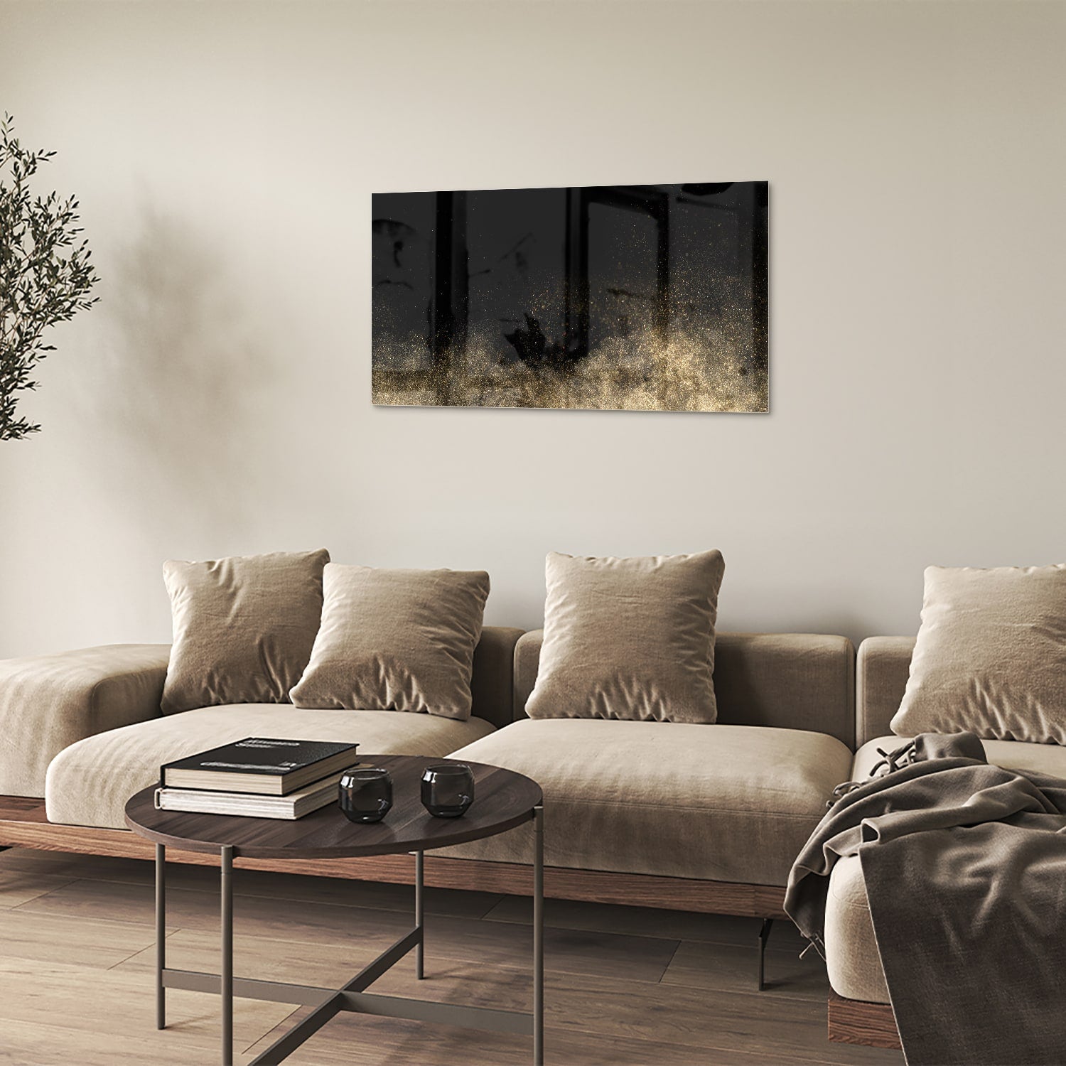 Glazen schilderij met zwarte achtergrond en gouden accenten aan de muur