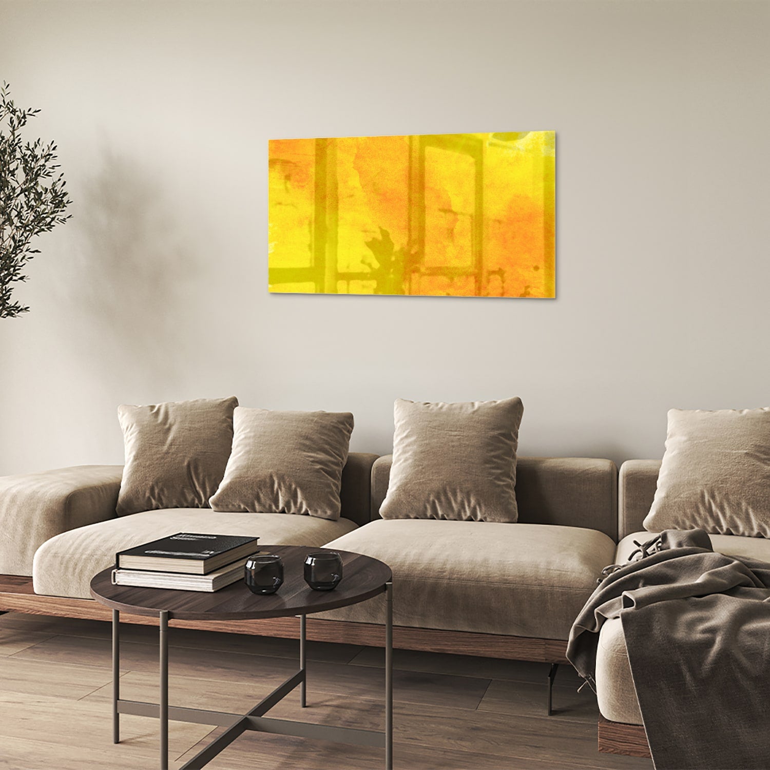 Gele glazen schilderij boven een houten bureau in een woonkamer.