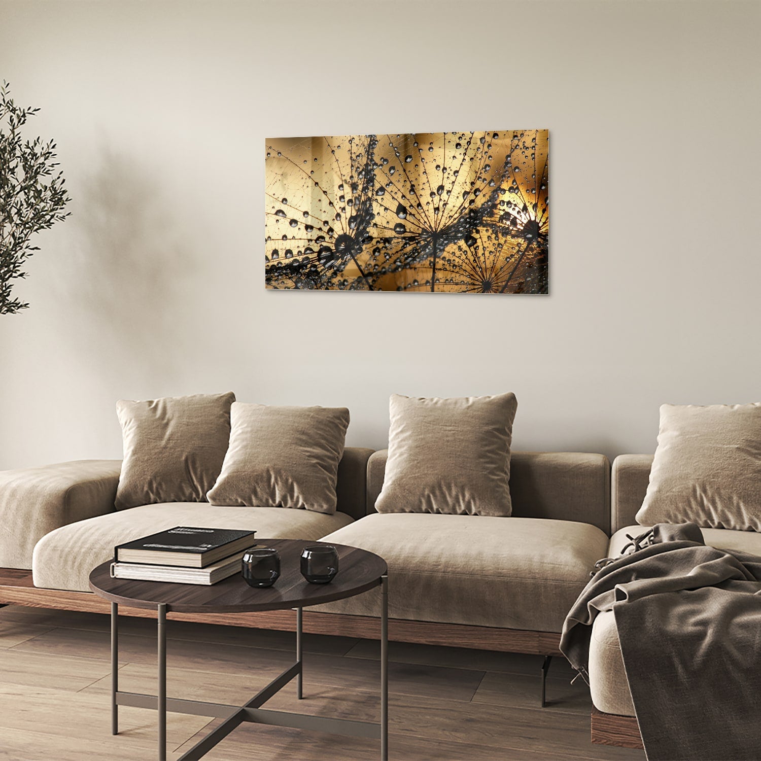 Glazen schilderij met gouden waterdruppels op een lichte muur.