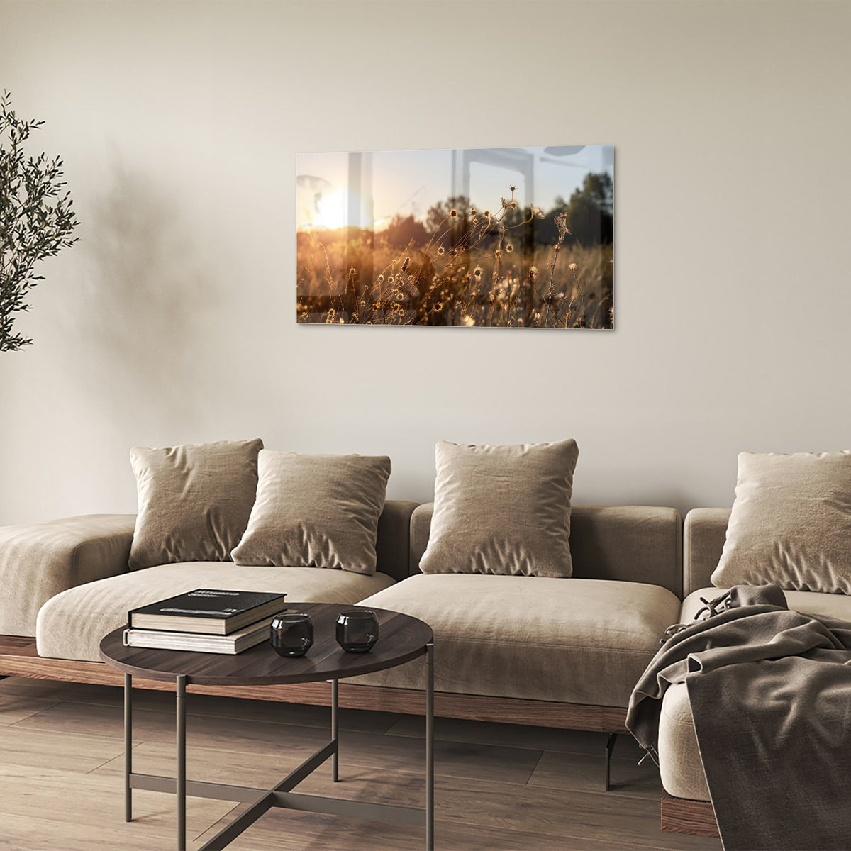 Glazen schilderij van een zonsondergang met bloeiende bloemen, hangend aan een witte muur.