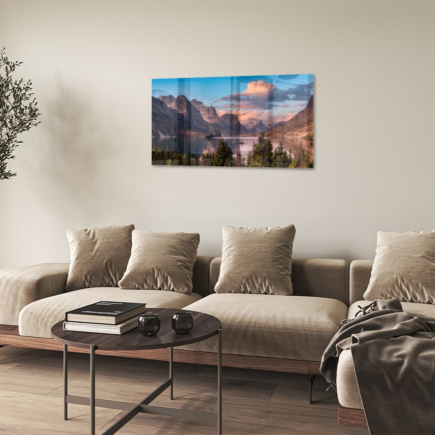 Glazen schilderij van bergen bij zonsopgang in een lichte woonkamer.