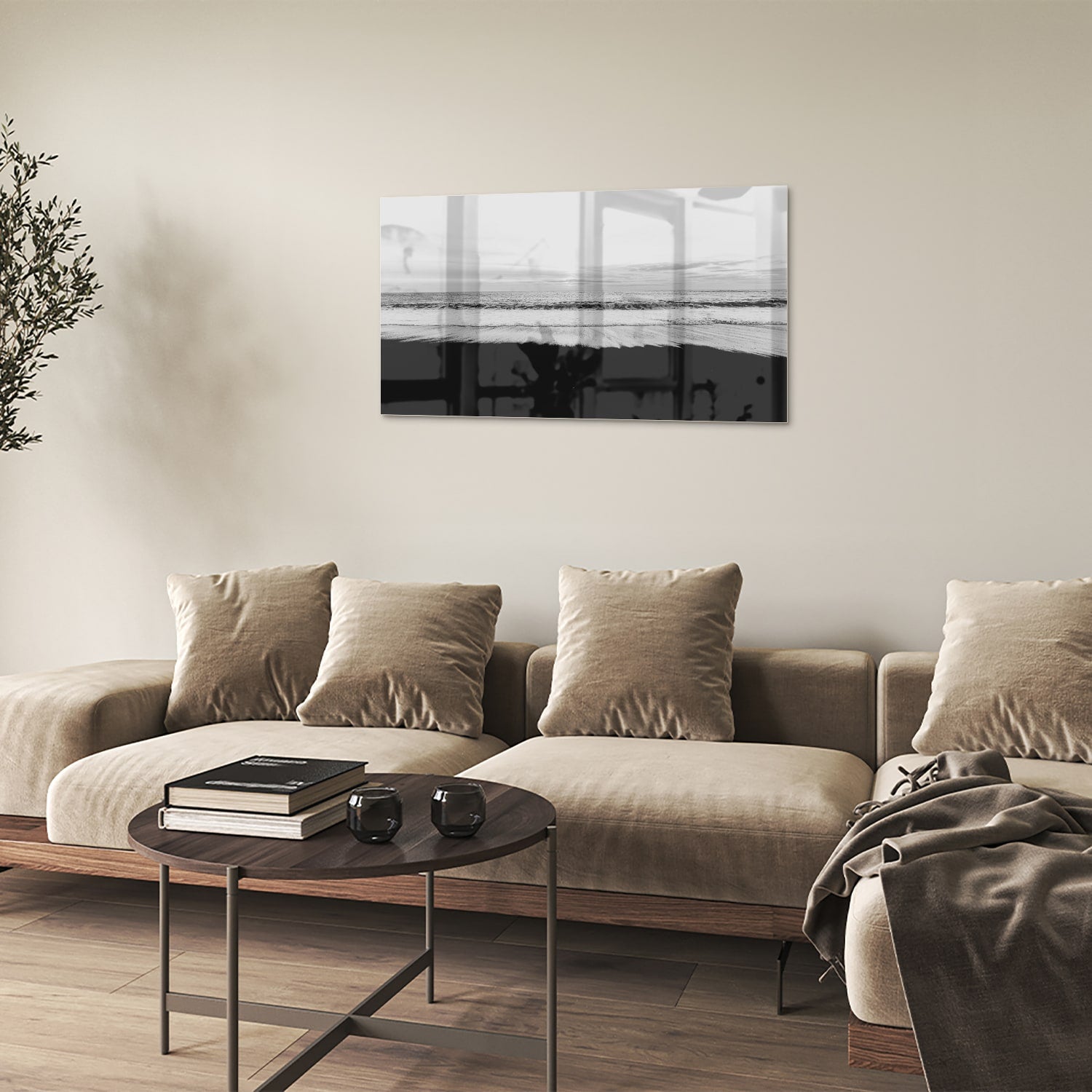 Minimalistisch zwart-wit glazen schilderij aan de muur in een modern interieur.