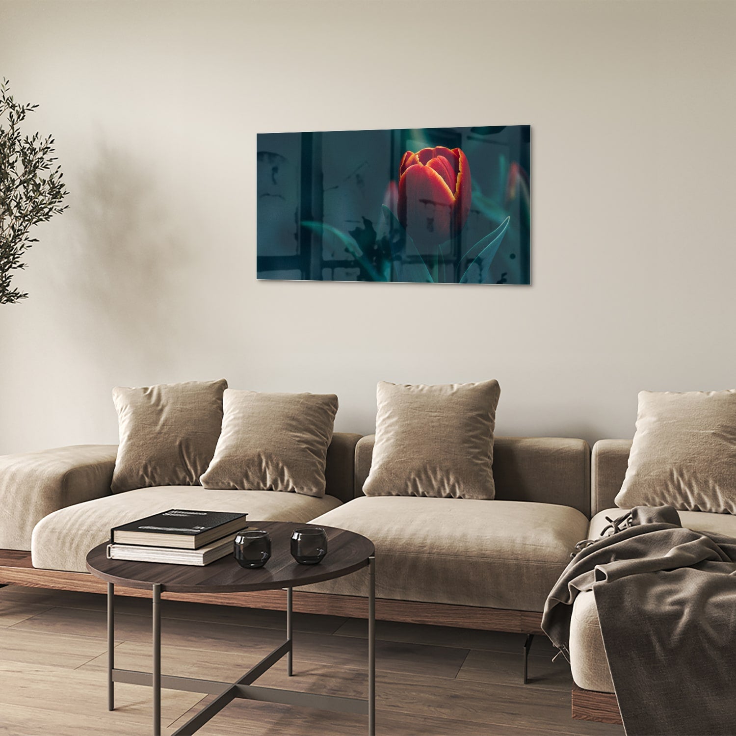 Glas schilderij van een rode tulp aan de muur in een modern interieur