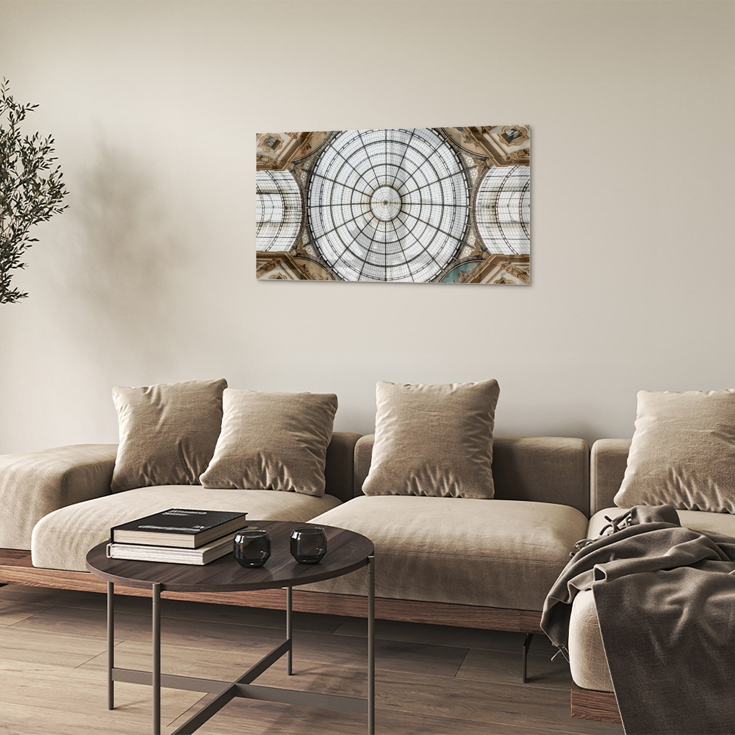 Elegant glazen schilderij van een kunstzinnige koepel op een muur.