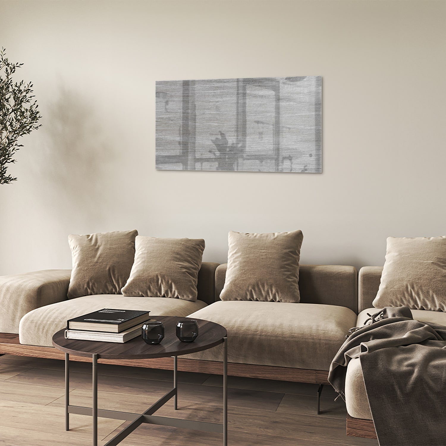 Minimalistisch glazen schilderij met grijstinten aan muur in moderne woonkamer.