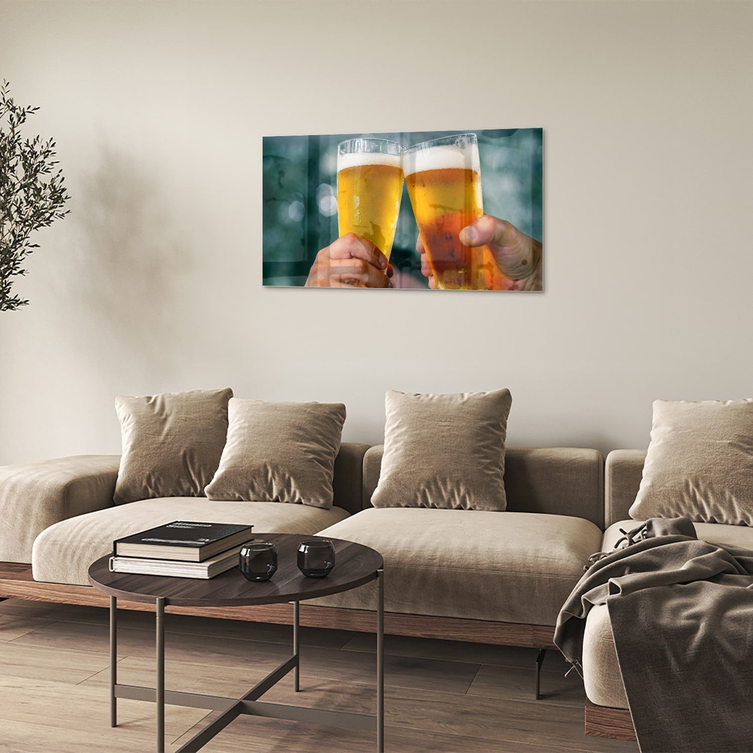 Glazen schilderij van twee glazen bier die aan elkaar getild worden in een feestelijke setting.