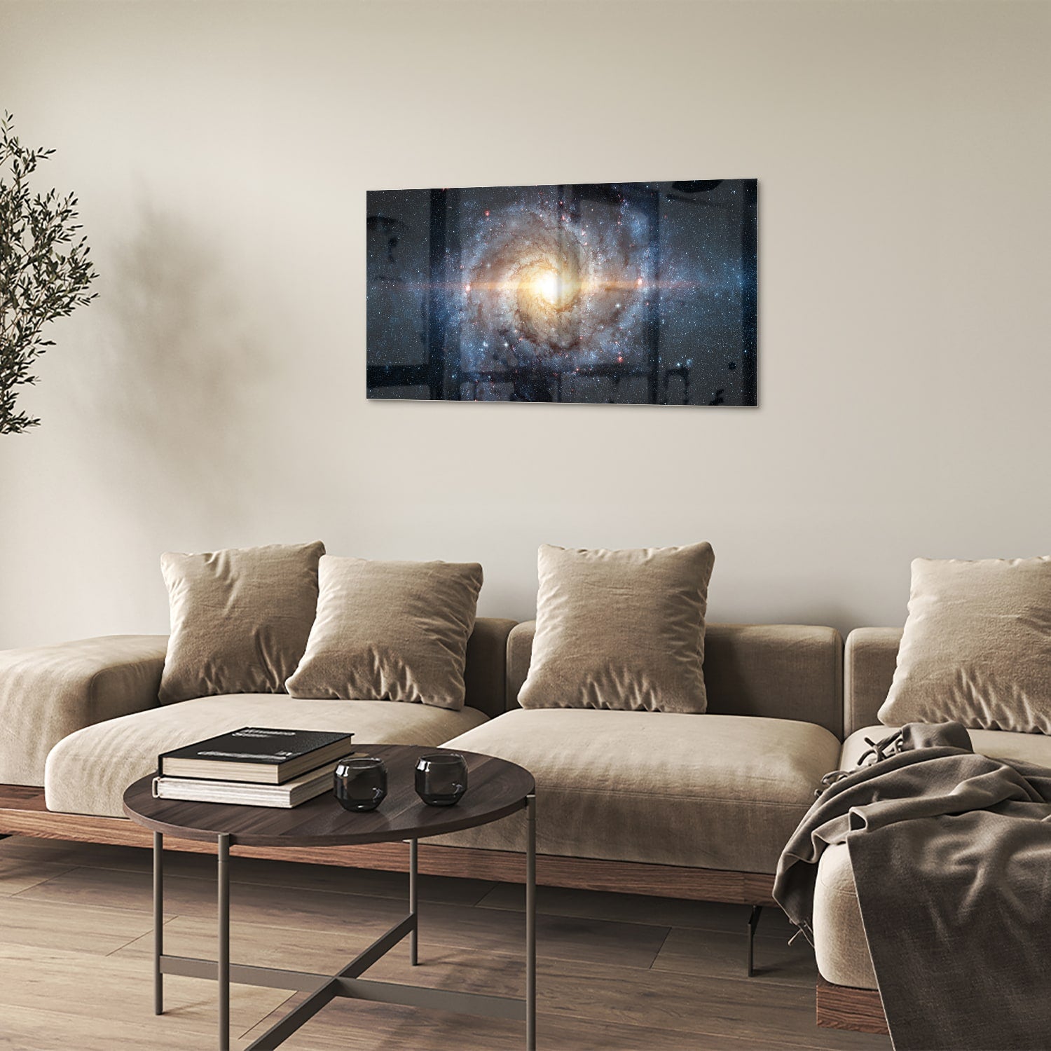 Glazen schilderij van een sterrenstelsel aan de muur in een lichte woonkamer.