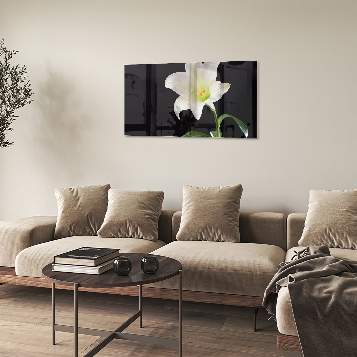 Glazen schilderij van een witte lelie aan de muur in een stijlvol interieur.
