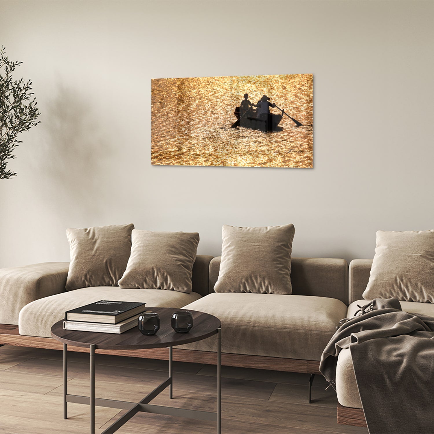 Glazen schilderij van een roeiboot op glinsterend, gouden water