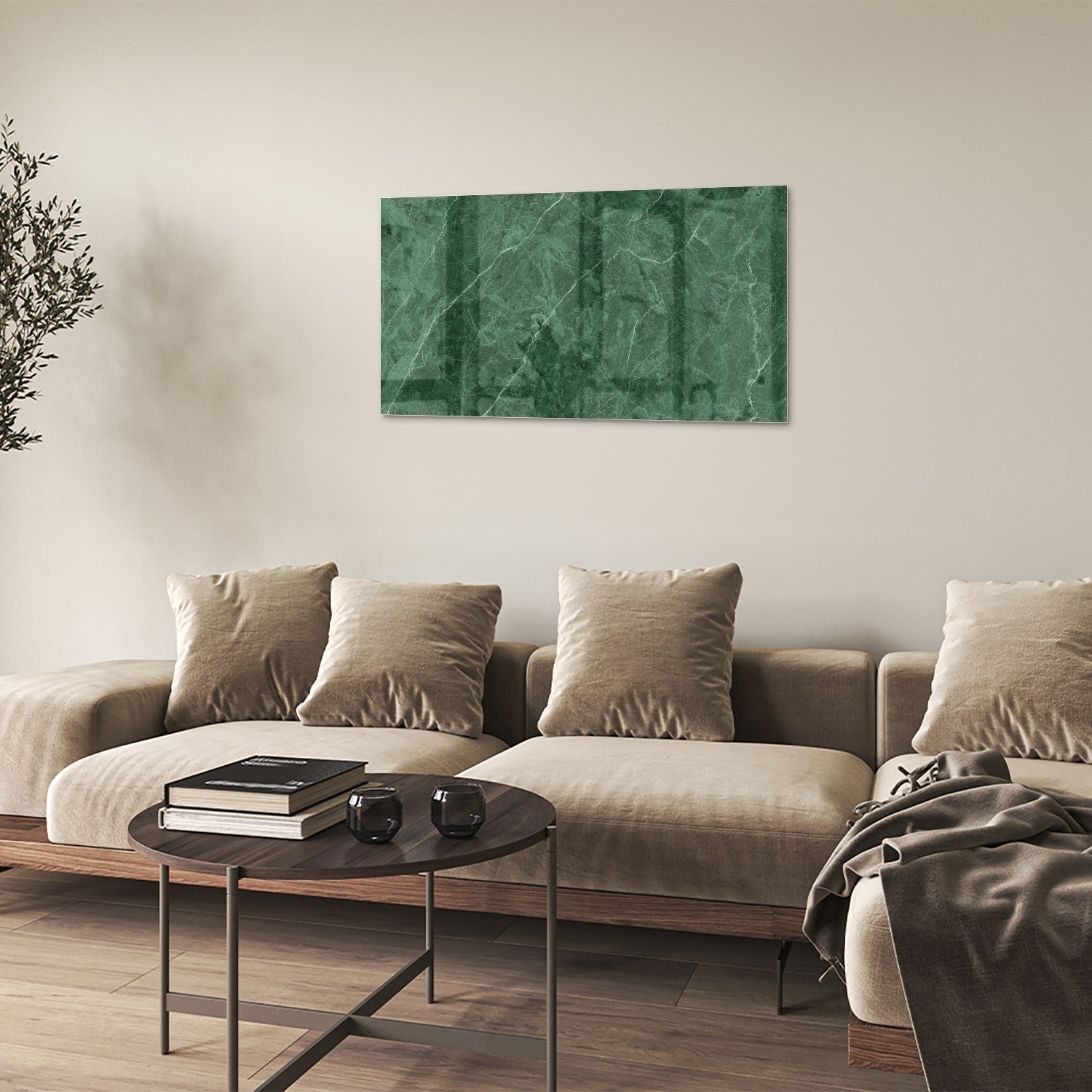 Groen glazen schilderij met marmerpatroon aan de muur.