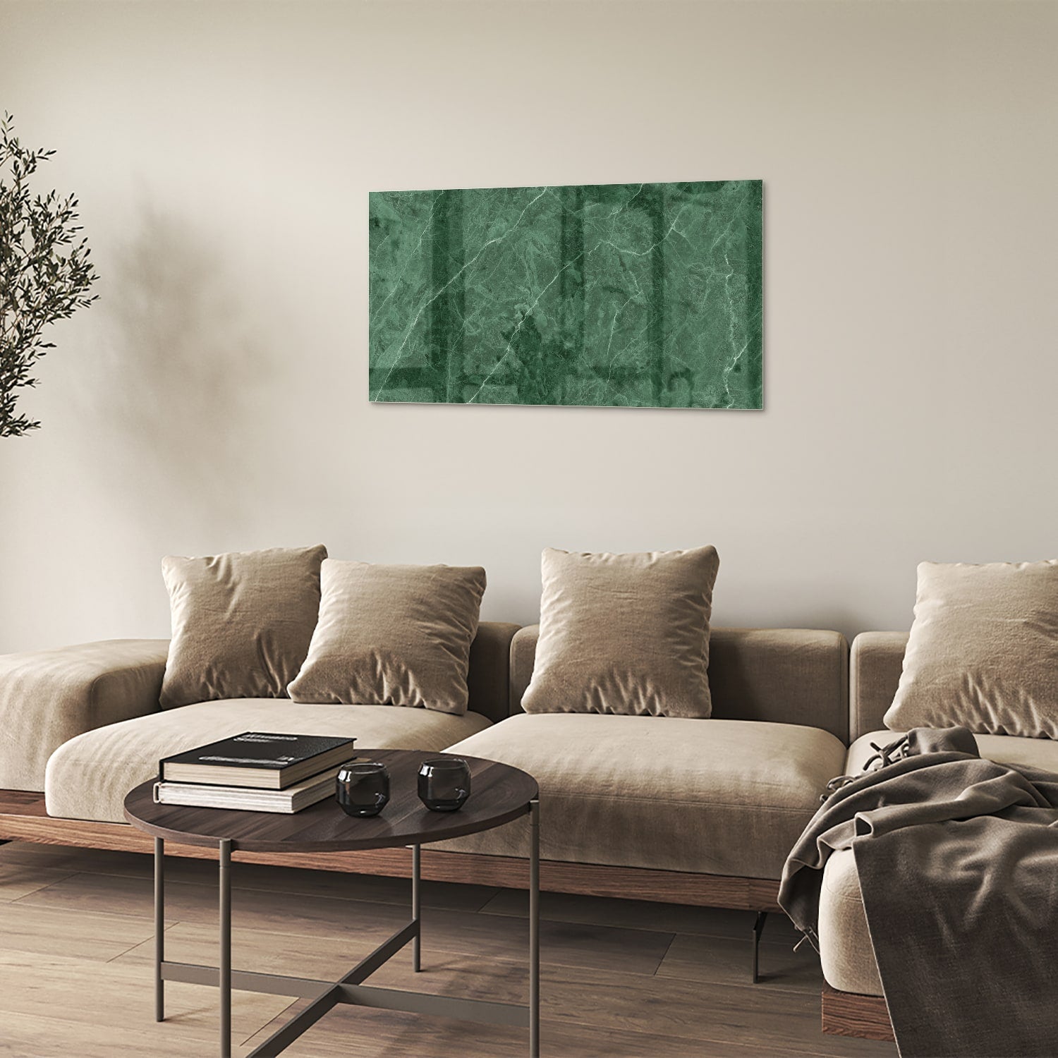 Groen glazen schilderij met marmerpatroon aan de muur.