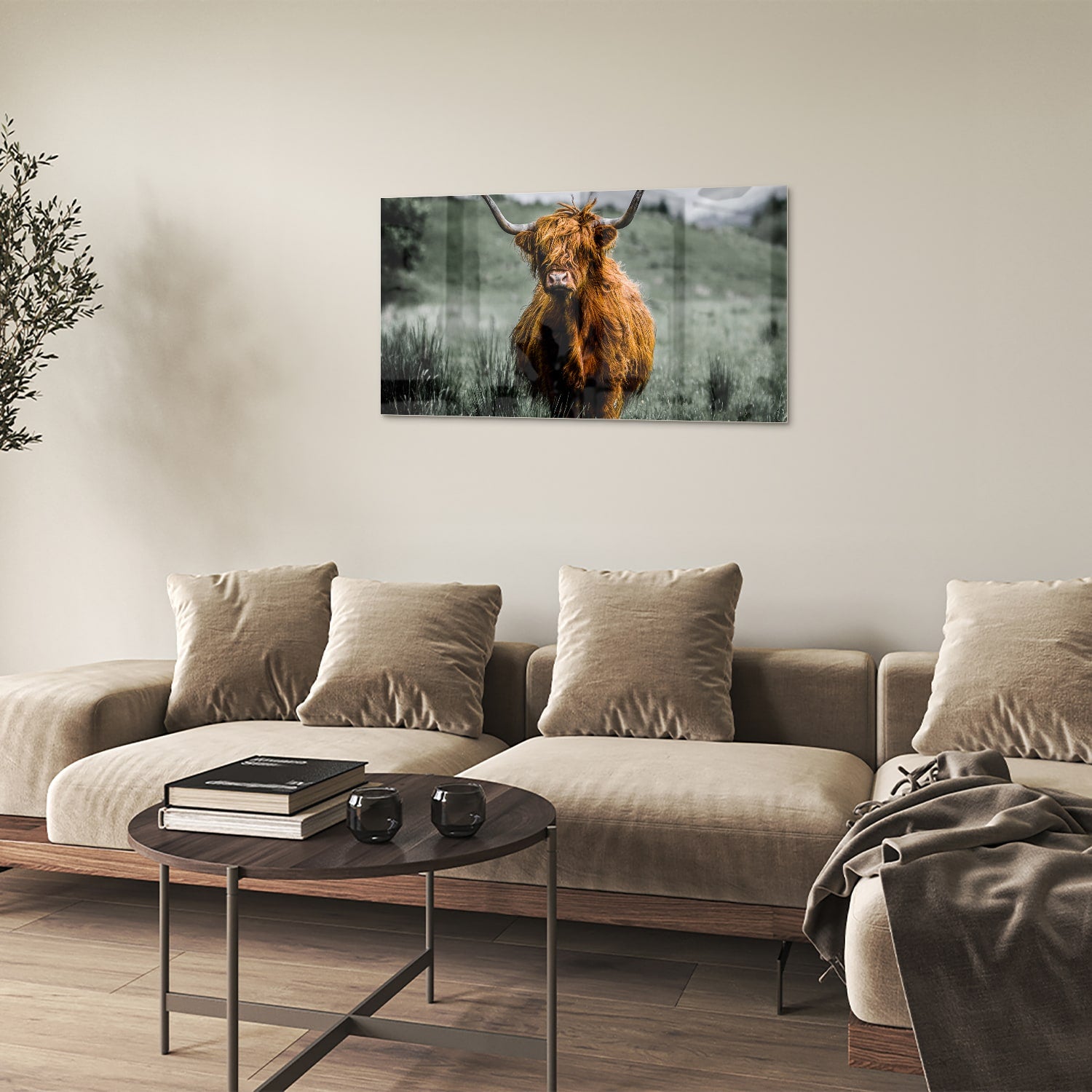 Schots Hooglander schilderij op glas in een groene omgeving.