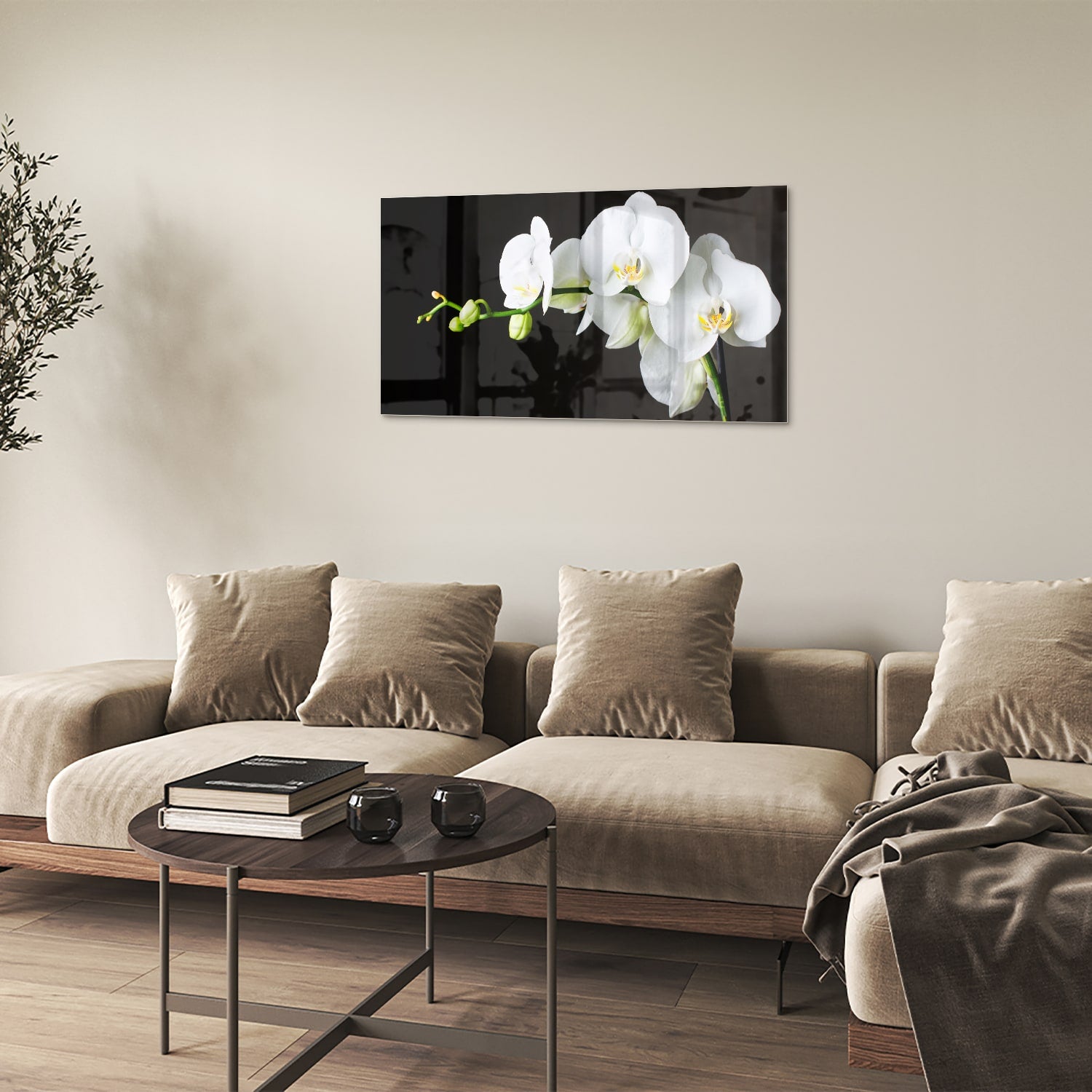 Glazen schilderij van witte orchideen op een zwarte achtergrond