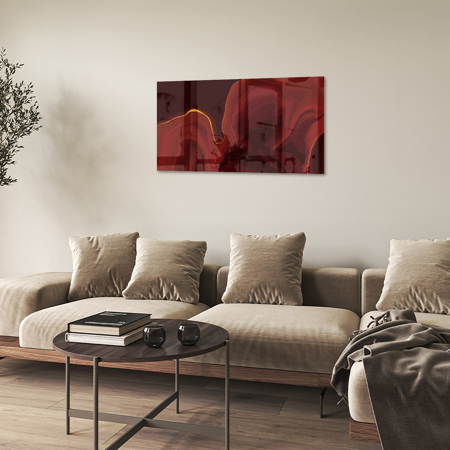 Abstract glazen schilderij met warme roodtinten aan de muur