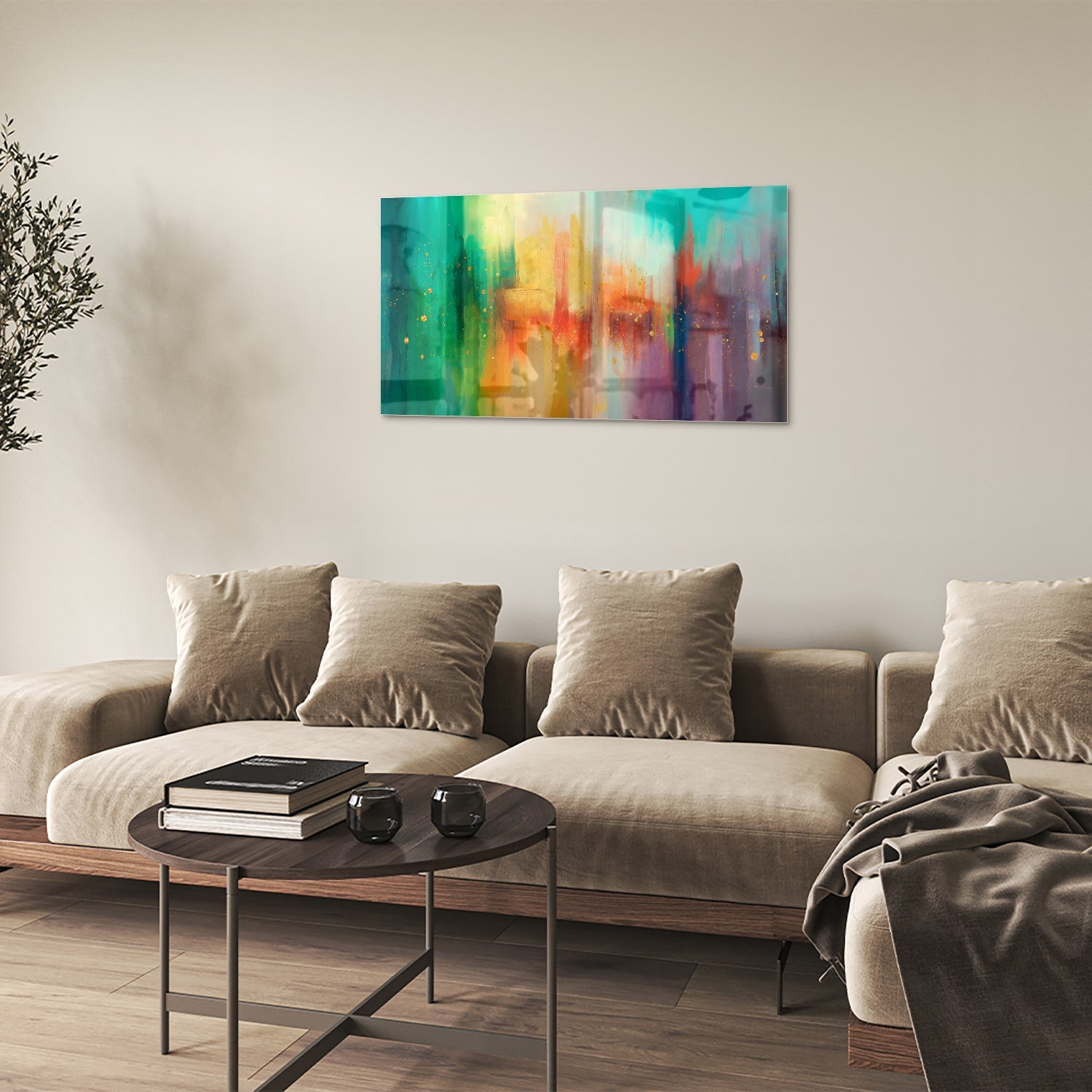 Abstract kleurrijk glazen schilderij aan de muur in een moderne woonkamer.