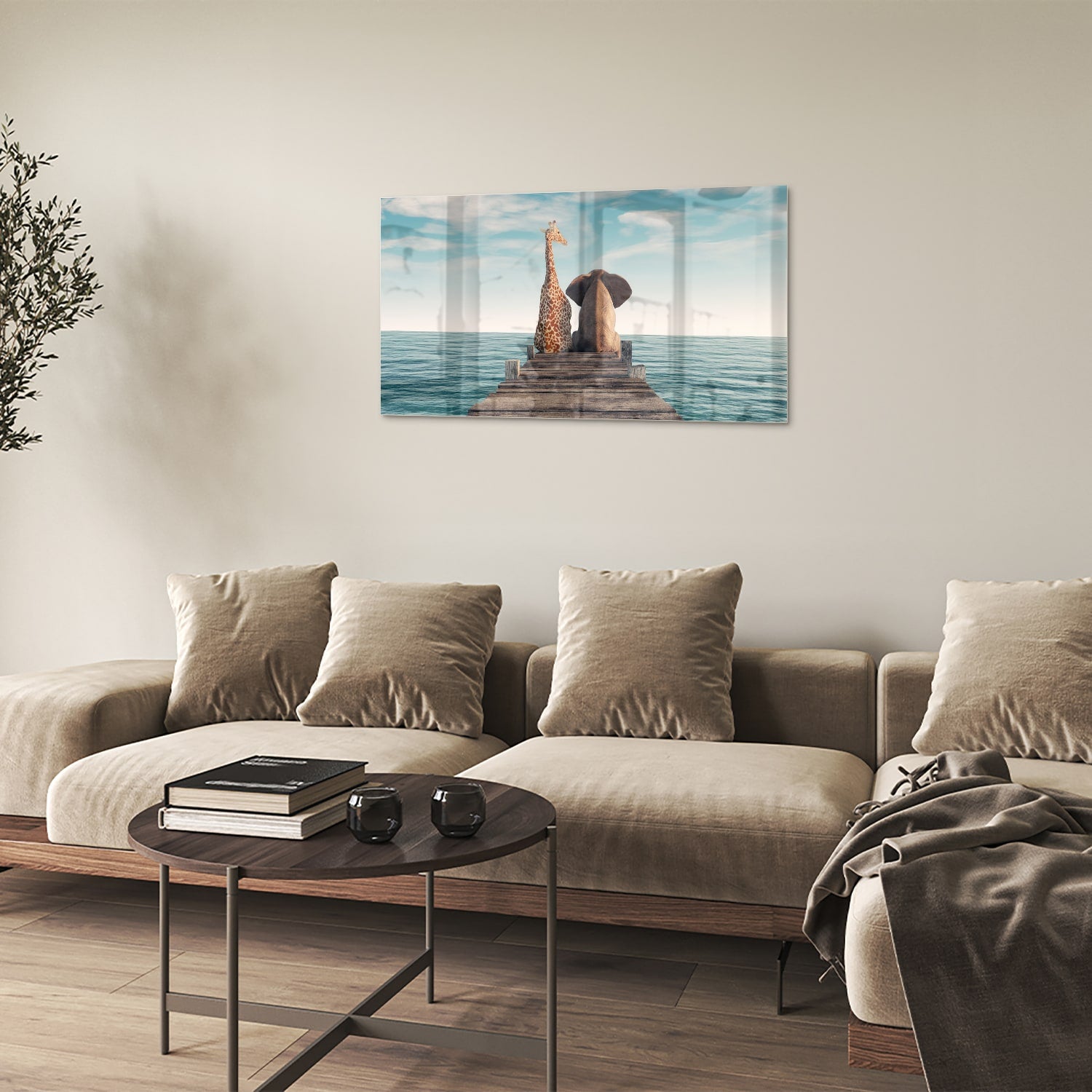 Glazen schilderij van een giraffe en olifant op een houten pier met zee op de achtergrond.