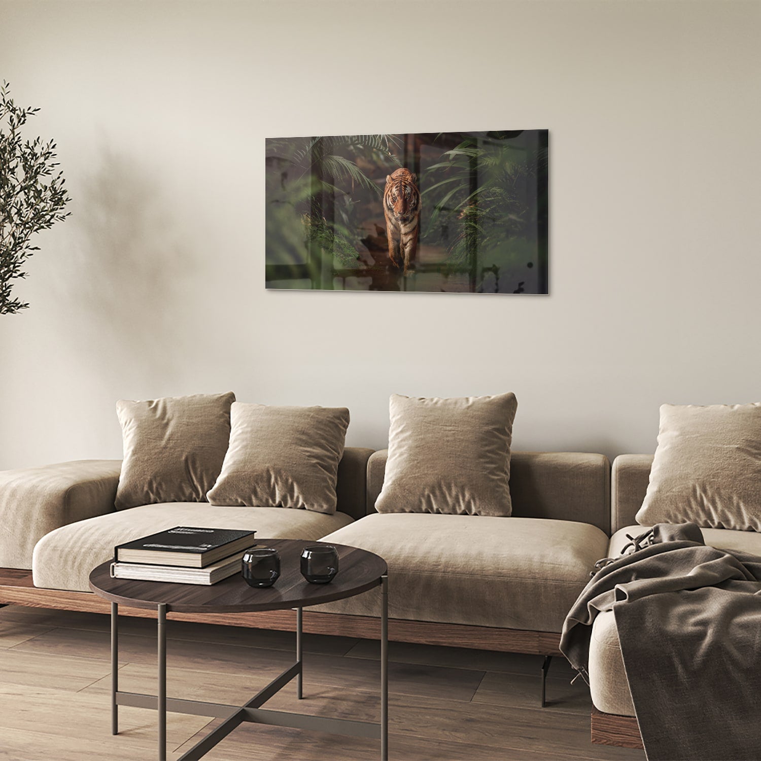 Glazen schilderij van een tijger in de jungle met groene bladeren.